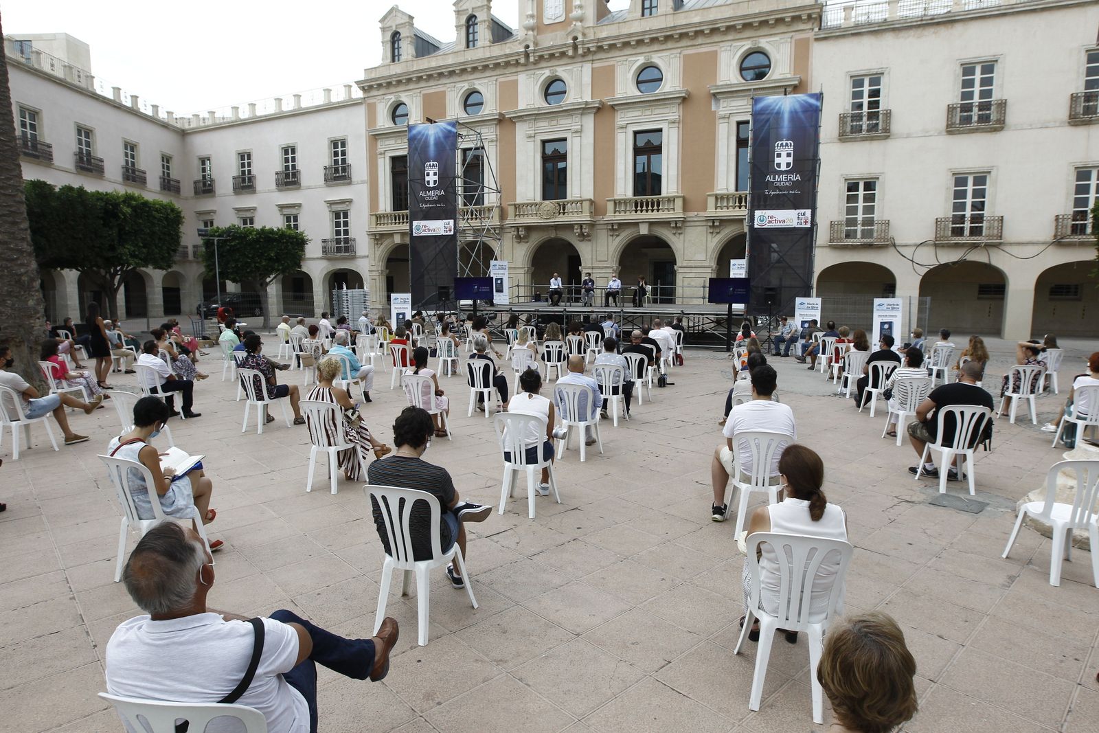 Fotogalería El Diario de los Libros, con el escritor Javier Sierra.