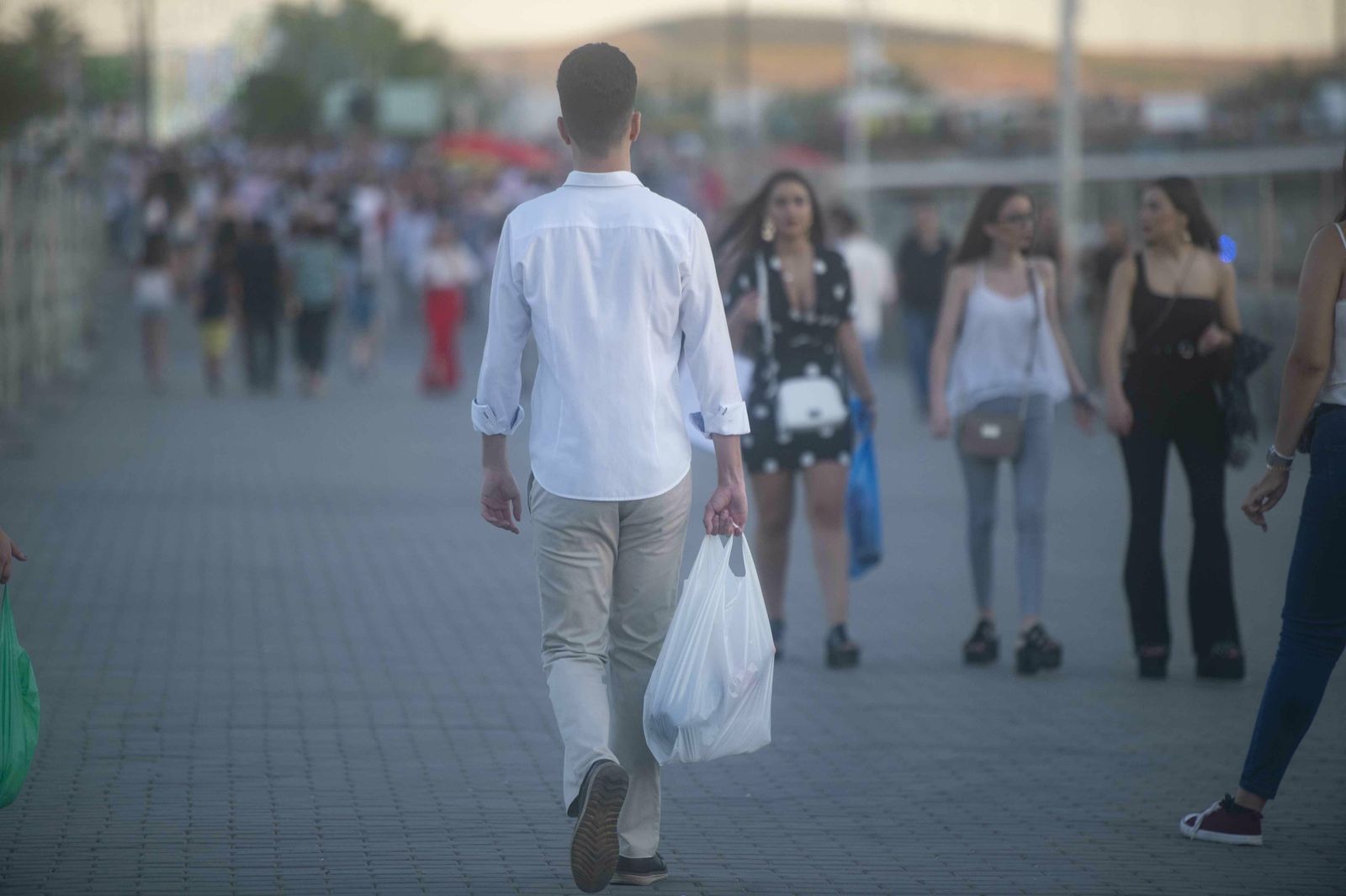 El botellón y la calle del Infierno de la Feria, en imágenes