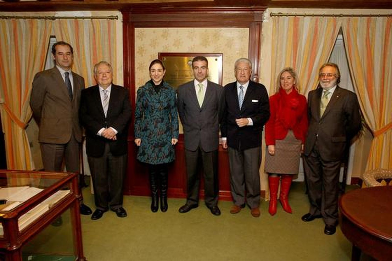 De izquierda a derecha, José Antonio Hidalgo, Enrique Maestre, Rosa Santos, Sebastián Mora, Miguel Nuche, María Gómez y Rafael Oliva, en la biblioteca del Casino Gaditano./Fotos:José Braza

Foto: Jose Braza