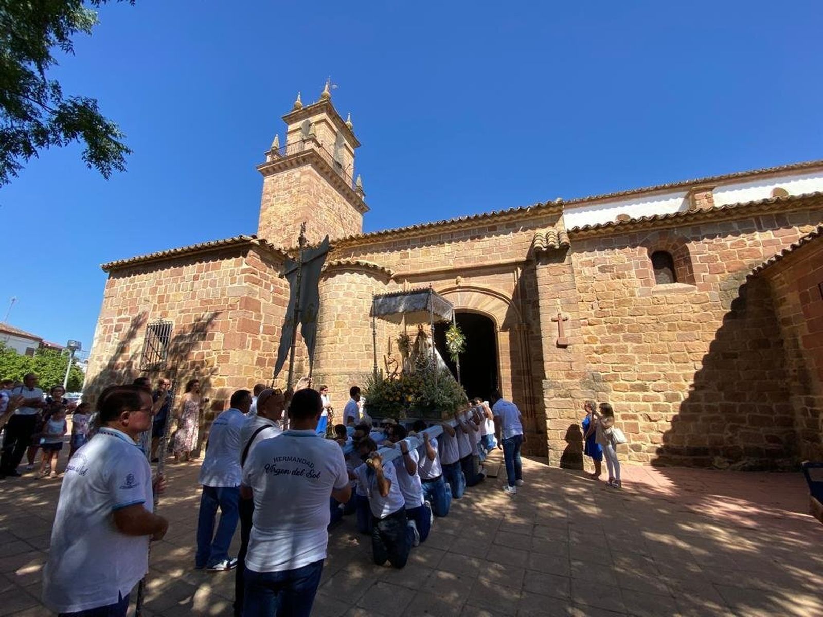 Las fotografías de la procesión de la Virgen del Sol por las calles de Adamuz