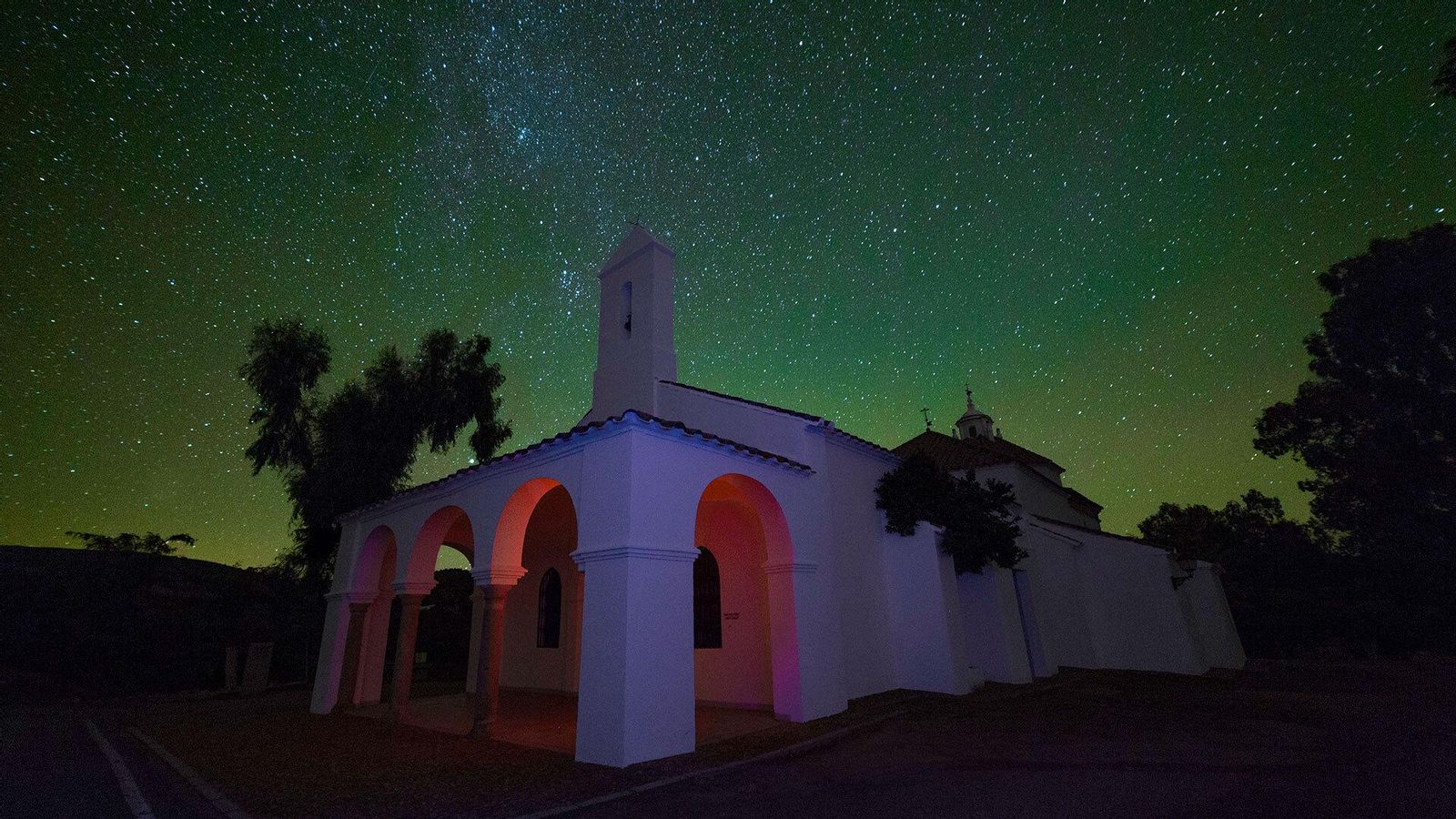 Cielo lleno de estrellas en la reserva Starlight de Los Pedroches, en Torrecampo.