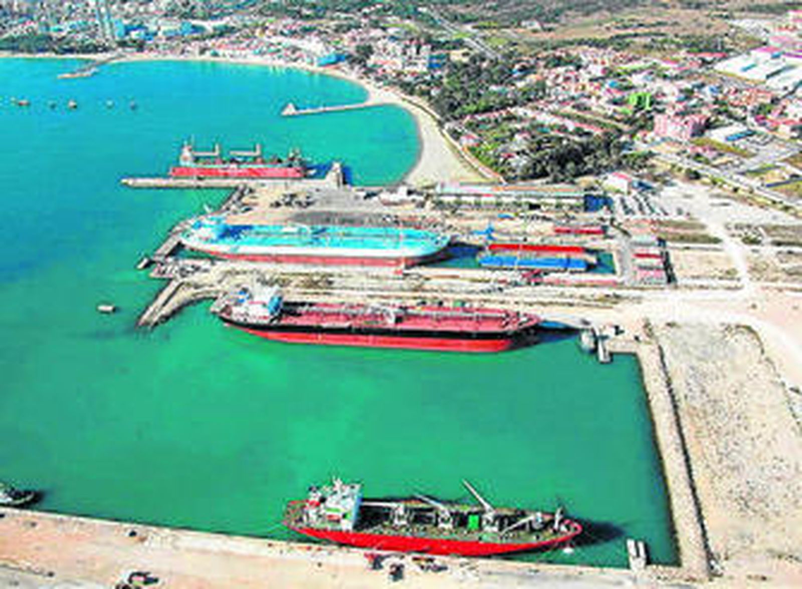 El dique flotante 'Andalucía', con otros barcos en Cernaval.