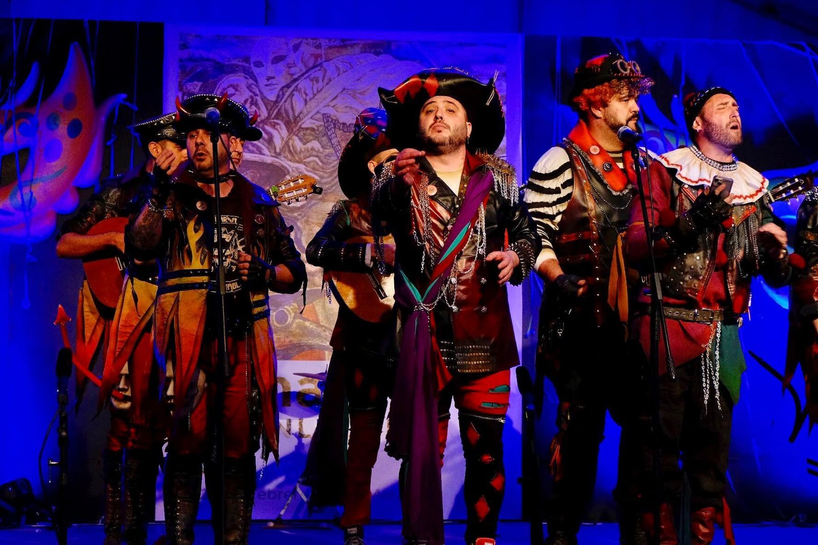 Un momento de la actuación de la comparsa de Los Carapapa en el pregón del Carnaval de Sanlúcar.