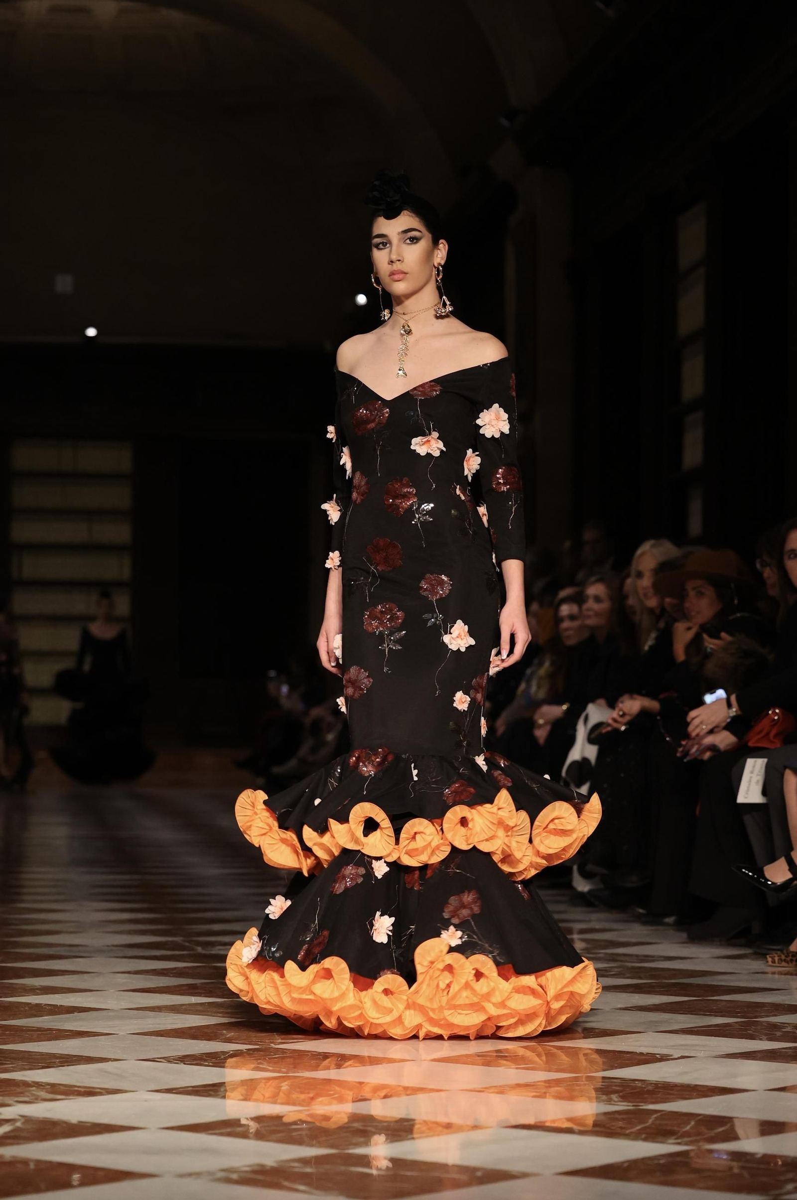 Desfile de Juana Martín en el Archivo de Indias de Sevilla