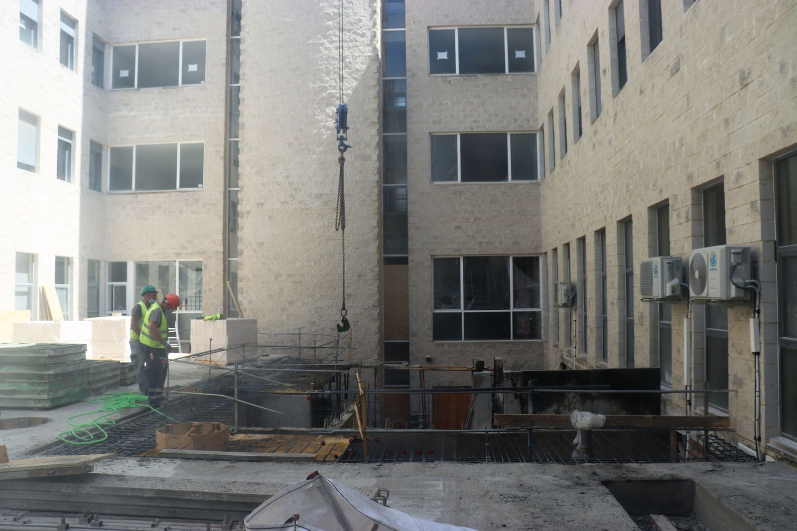 Varios trabajadores en plena tarea de ampliación del Hospital Juan Ramón Jiménez.