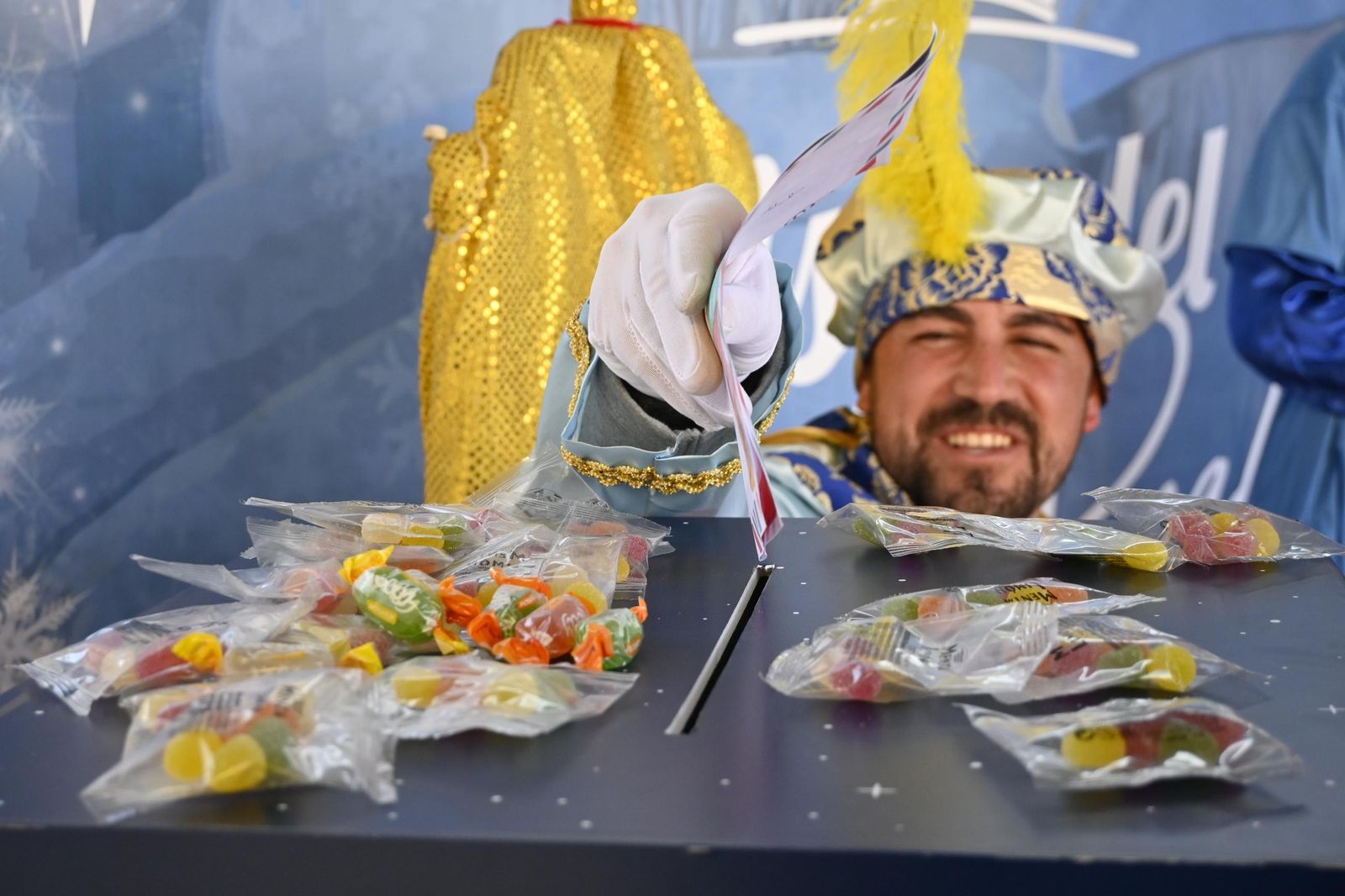 Recogida de cartas del paje real en la plaza Miguel Raya en el Molino, en imágenes