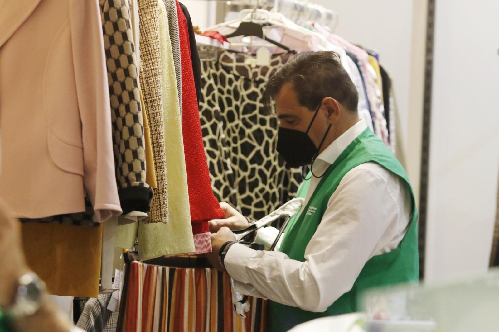 La tienda del centro comercial La Sierra para ayudar a los enfermos de cáncer, en imágenes