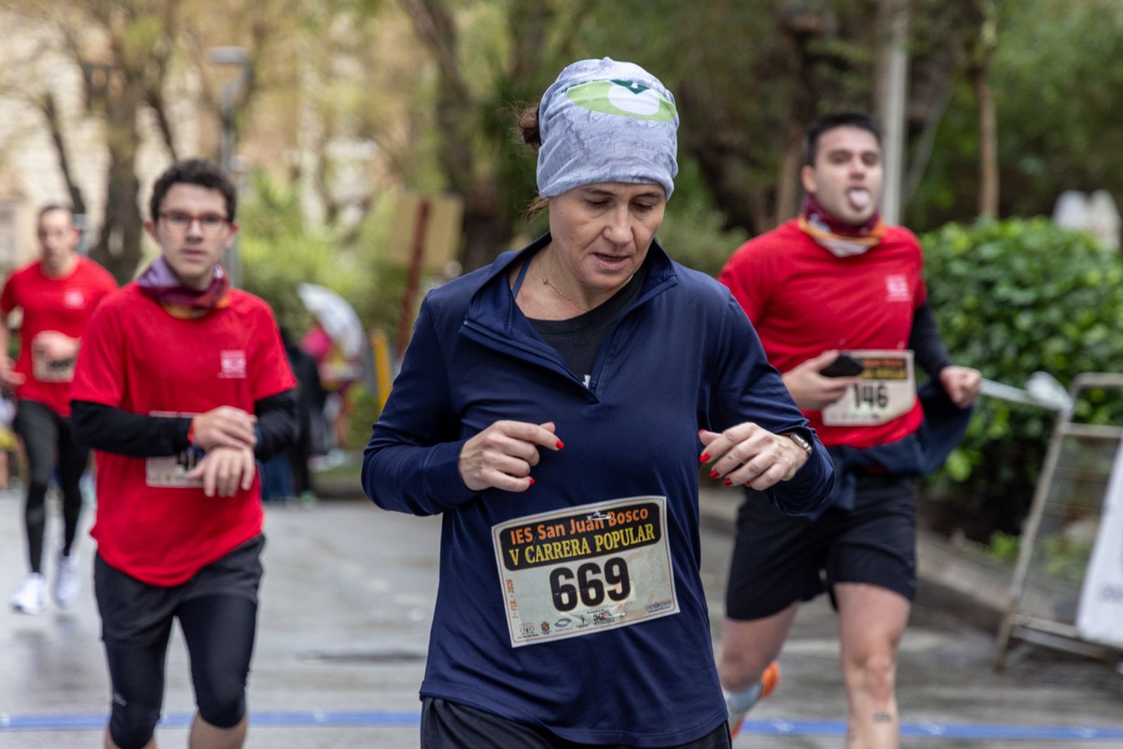 En imágenes: la lluvia no frena a más de un millar de corredores en la V Carrera Popular del IES San Juan Bosco (1)