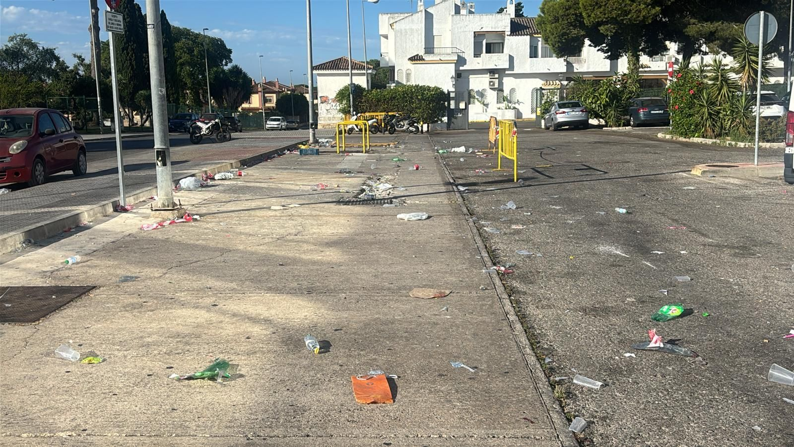 Imagen de la zona del aparamiento de el Comercial de Vistahermosa  tras una noche de fiesta.