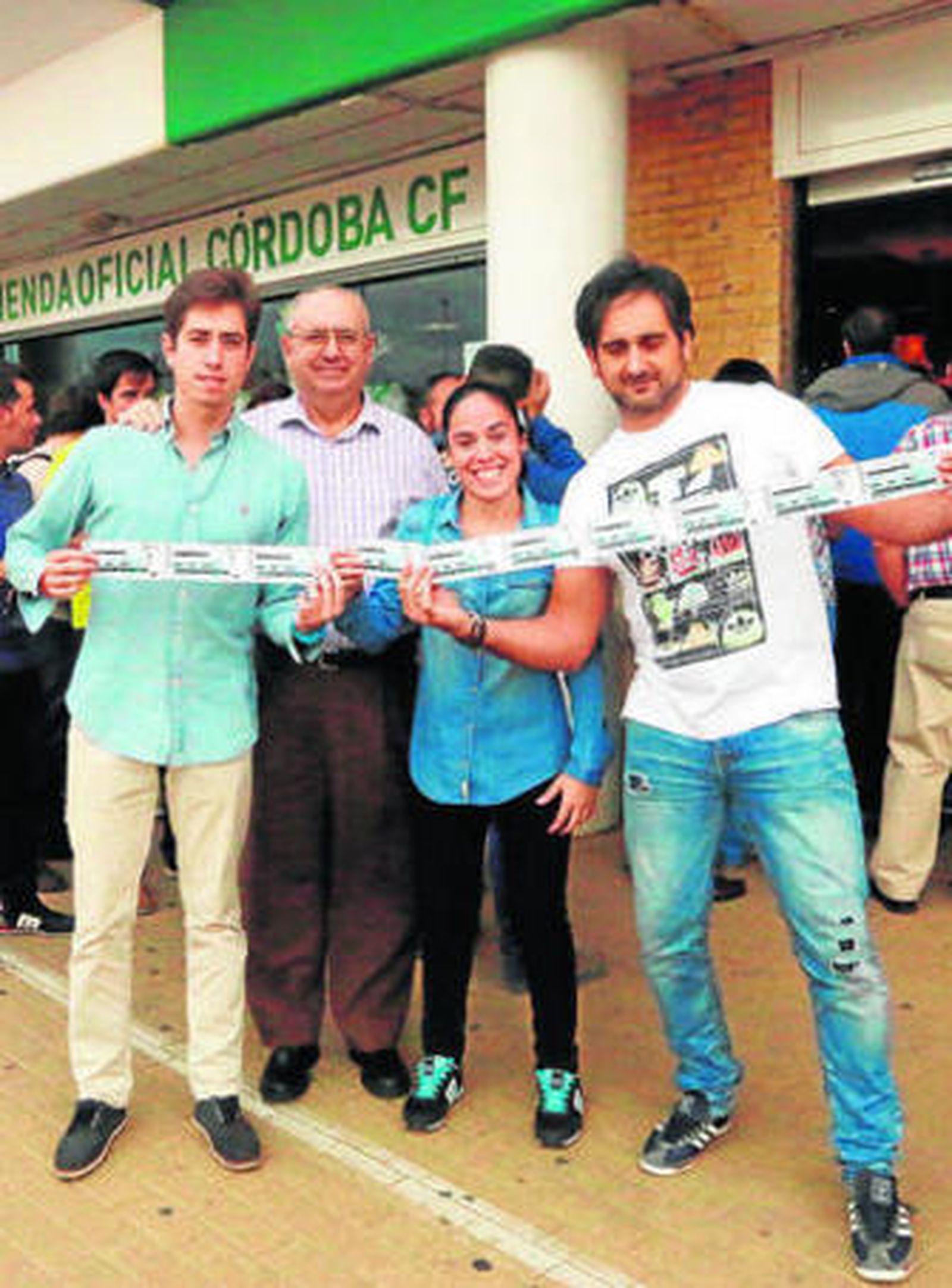 Un grupo de aficionados, ayer con sus entradas en la tienda.