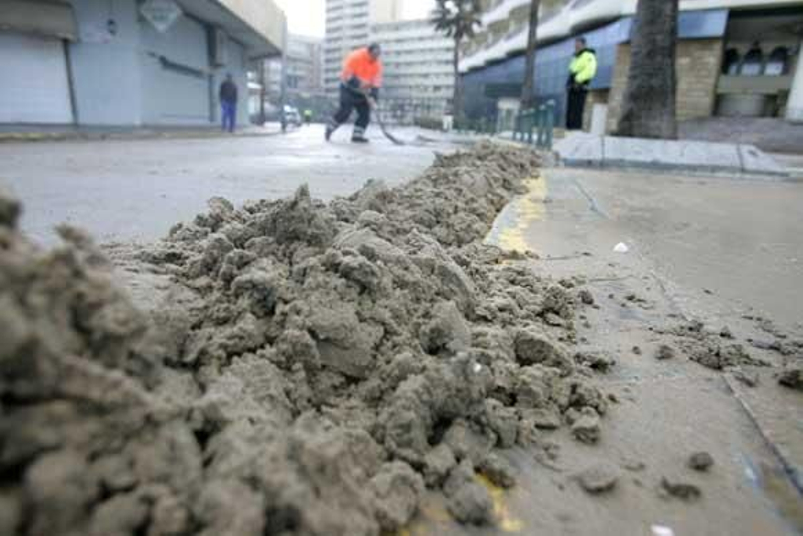 Los fuertes vientos y las mareas están afectando el perfil de la playa de la Victoria, que se está quedando prácticamente sin arena

Foto: Jesus Marin