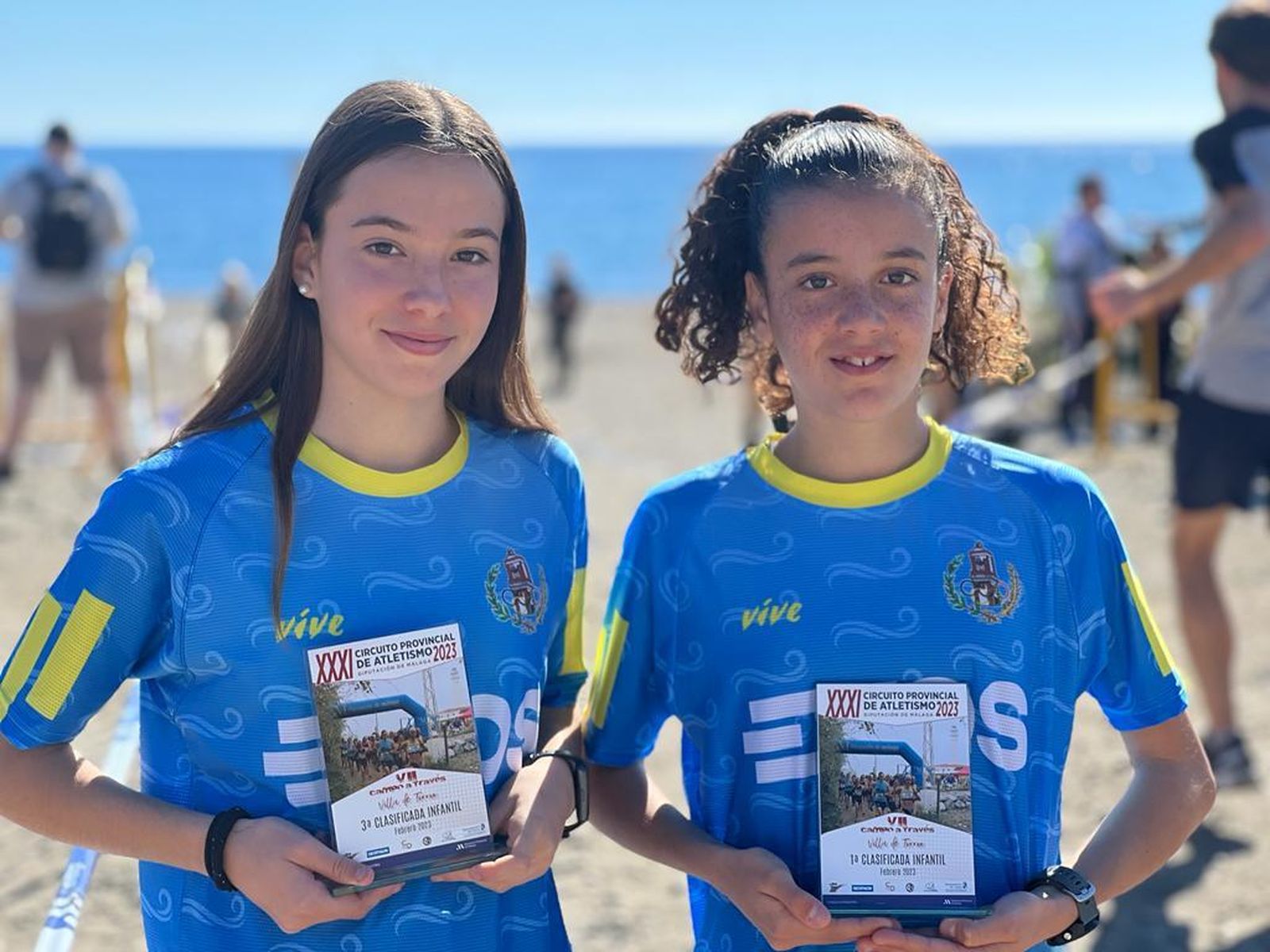 Mar Orozco y Andrea Galdeano, con sus premios en Torrox.