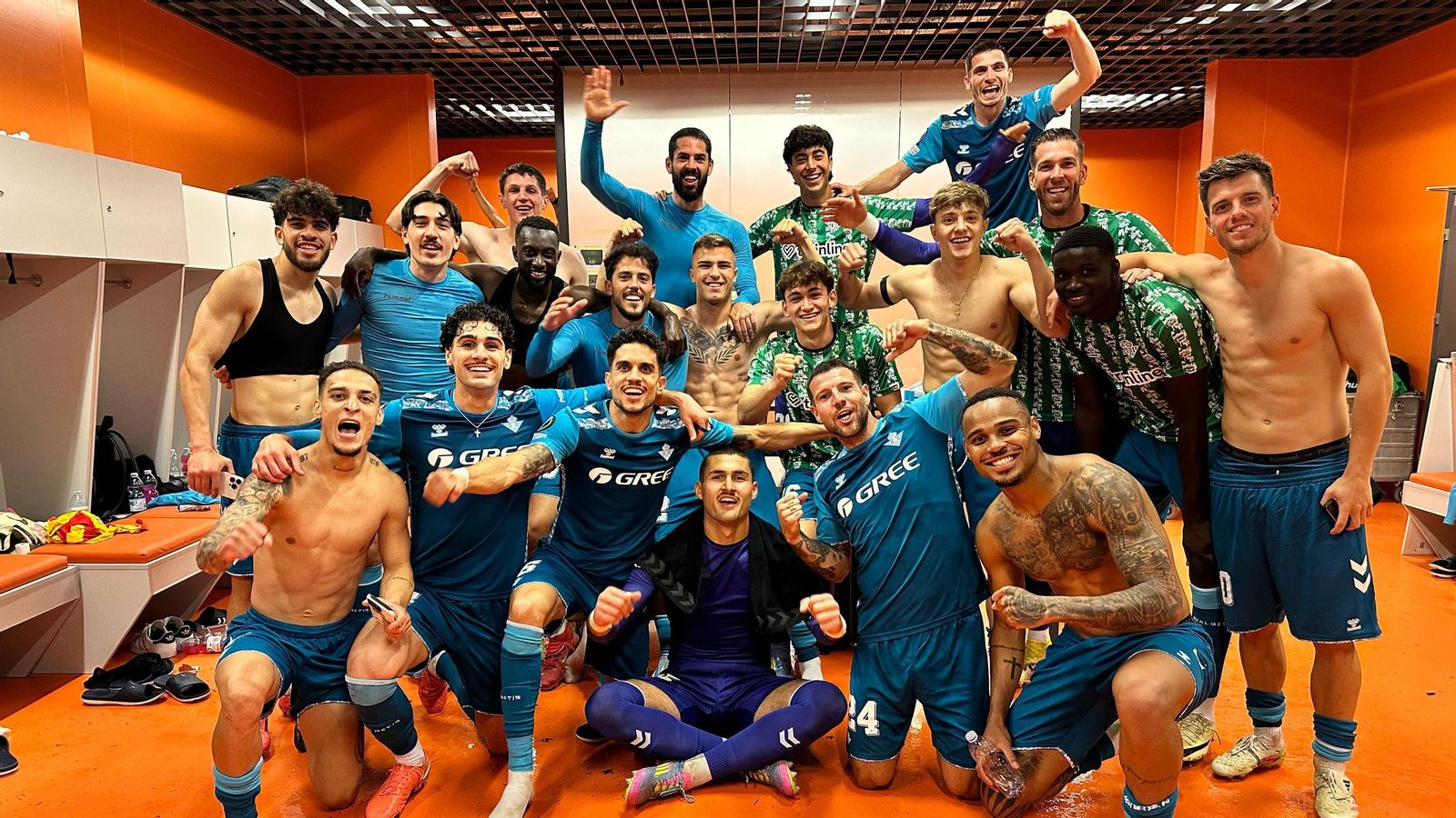 Los futbolistas del Betis festejan en el interior del vestuario la clasificación para las semifinales de la Conference.