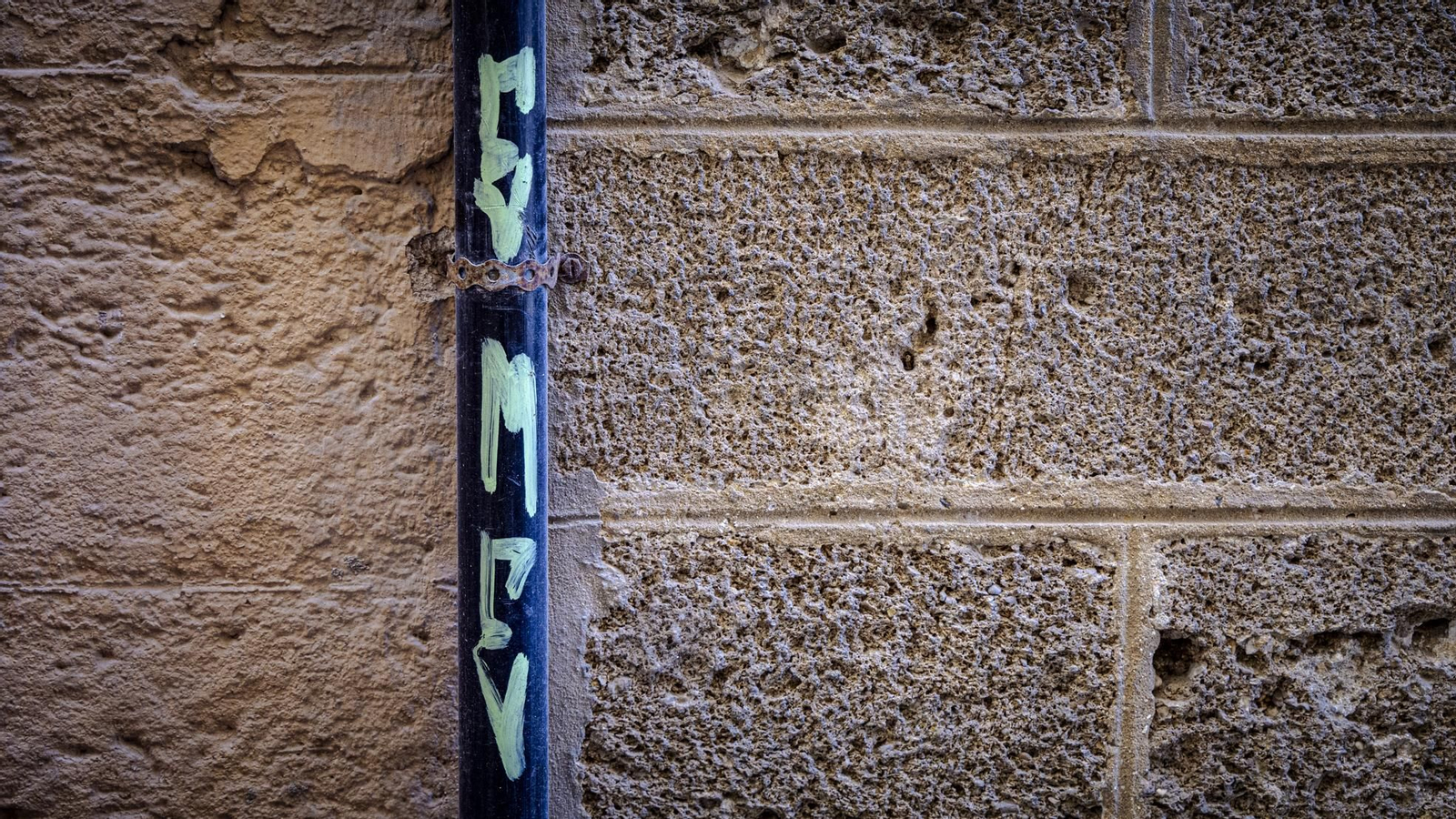 Pintadas y grafitis en el centro de Cádiz