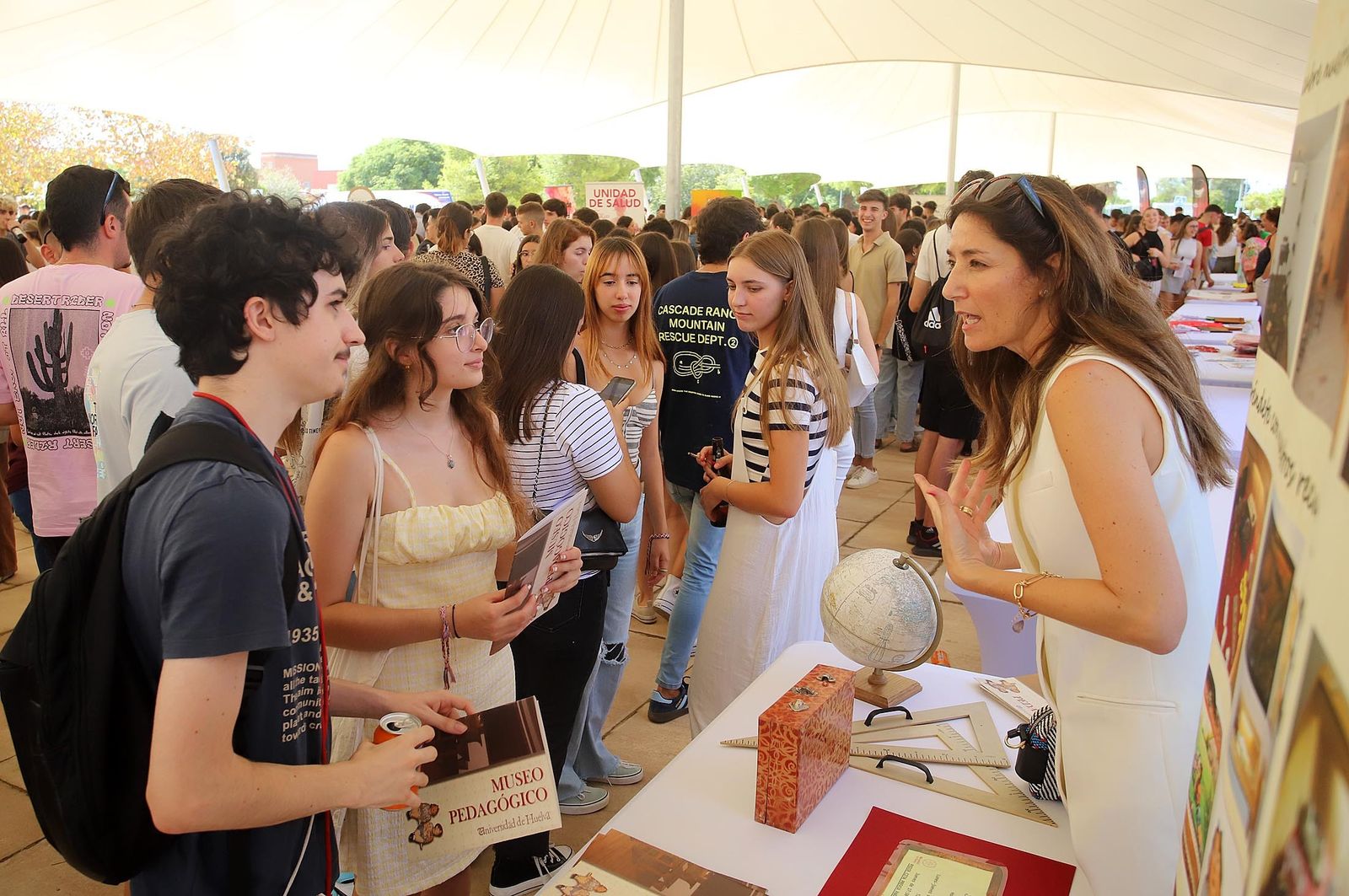 Imágenes de la bienvenida a los nuevos estudiantes de la Universidad de ...