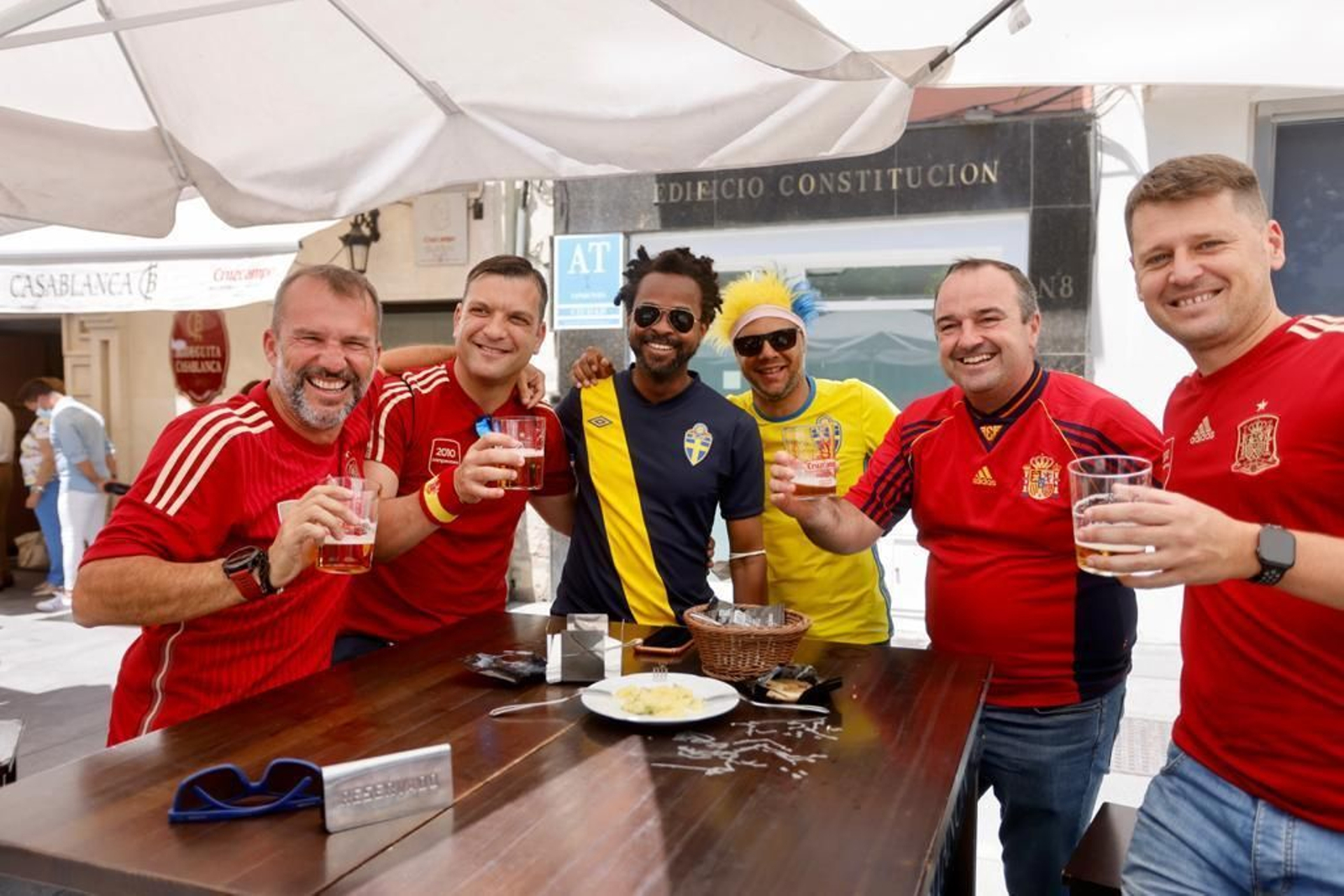 Aficionados de España y Suecia comparten cerveza en el Casablanca.