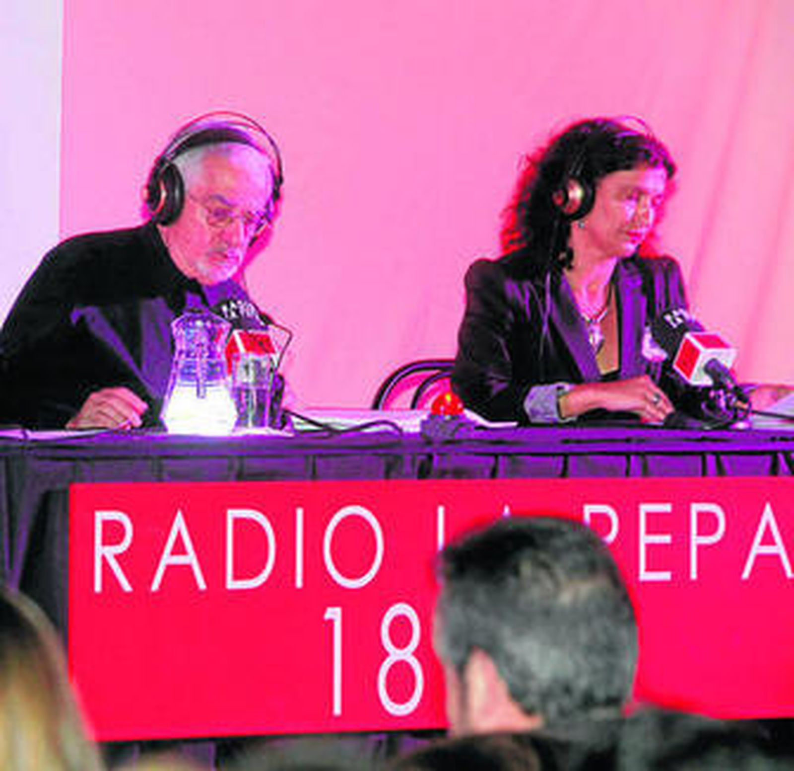 Enrique Treviño, acompañado de una de las locutoras, ayer en el Museo.