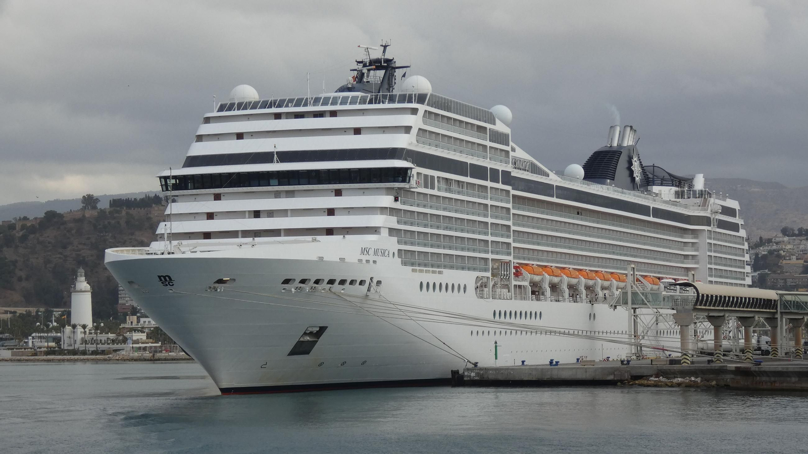 'MSC Musica', uno de los barcos de turistas llegados a Málaga este lunes
