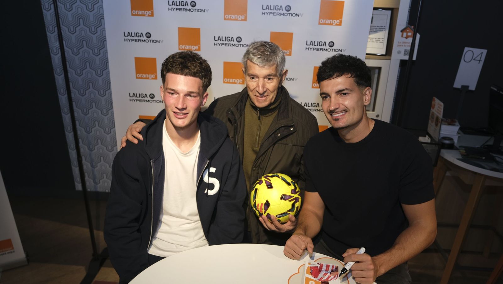 Búscate en las fotos de la firma de los jugadores de la U.D. Almería en la tienda Orange