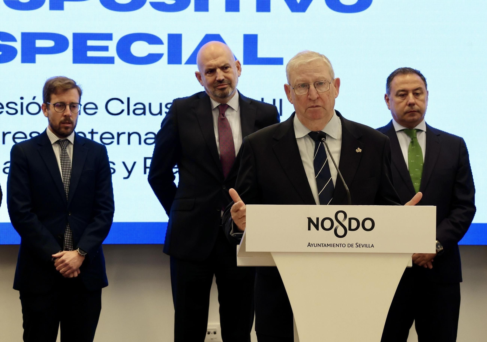 Francisco Vélez explica los detalles de la magna ante la presencia de Francisco Toscano, Manuel Alés y Ricardo Sánchez.