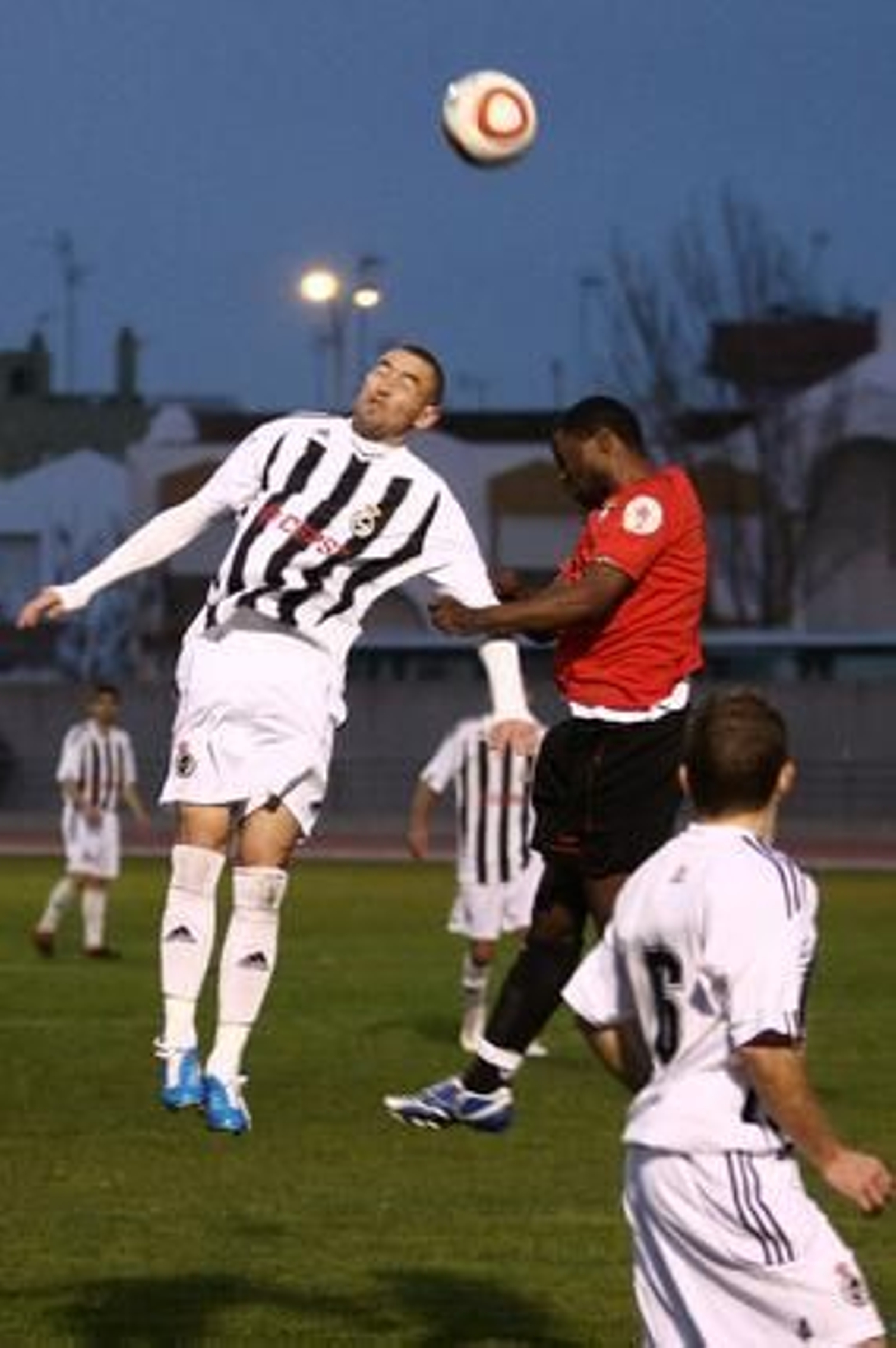 La Balona gana en Ayamonte y se pone líder provisional a la espera de lo que haga el Pozoblanco./Fotos:Alberto Domínguez

Foto: Alberto Dominguez