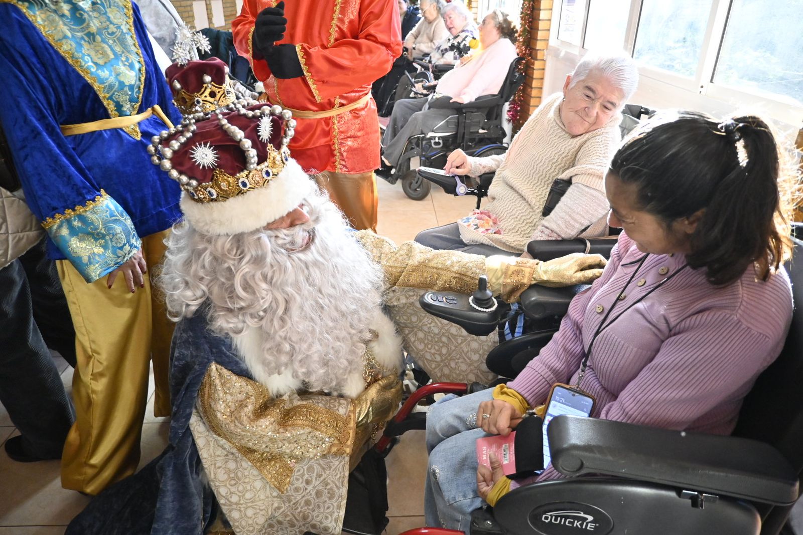 Recorrido fotográfico de los Reyes Magos por el hospital y los centros de mayores en la mañana del 5 de enero en Huelva
