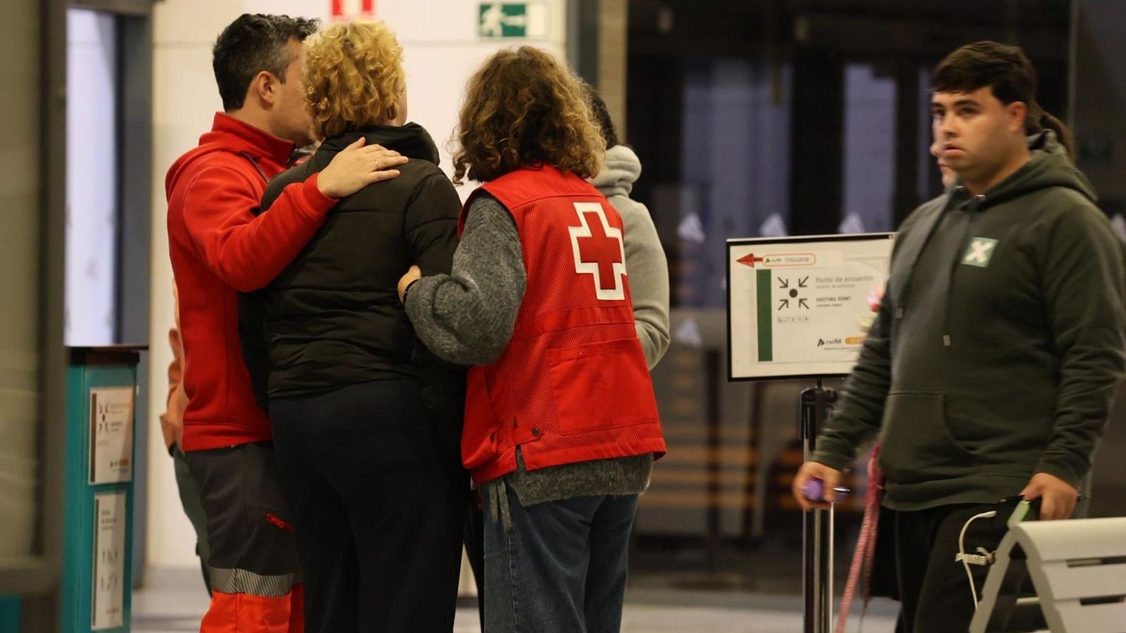 Efectivos de Cruz Roja en Huelva atienden a los familiares de los viajeros afectados en la estación de tren de la capital onubense.