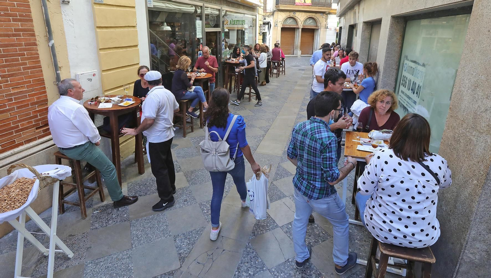 Normalidad en los bares y los centros comerciales en el último día del puente de Todos los Santos.