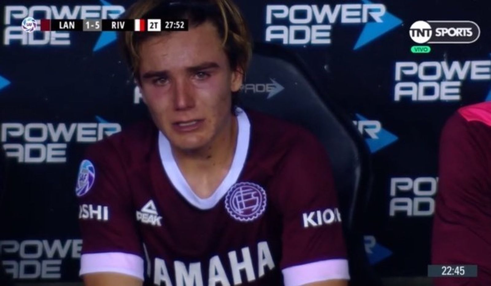 De la Vega llora en el banquillo en una imagen de la televisión argentina.