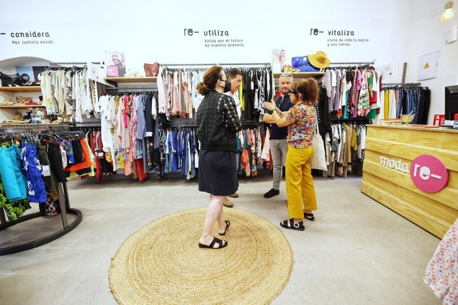 Moda Re-, la tienda de ropa reciclada recién abierta en El Pópulo, en Cádiz.