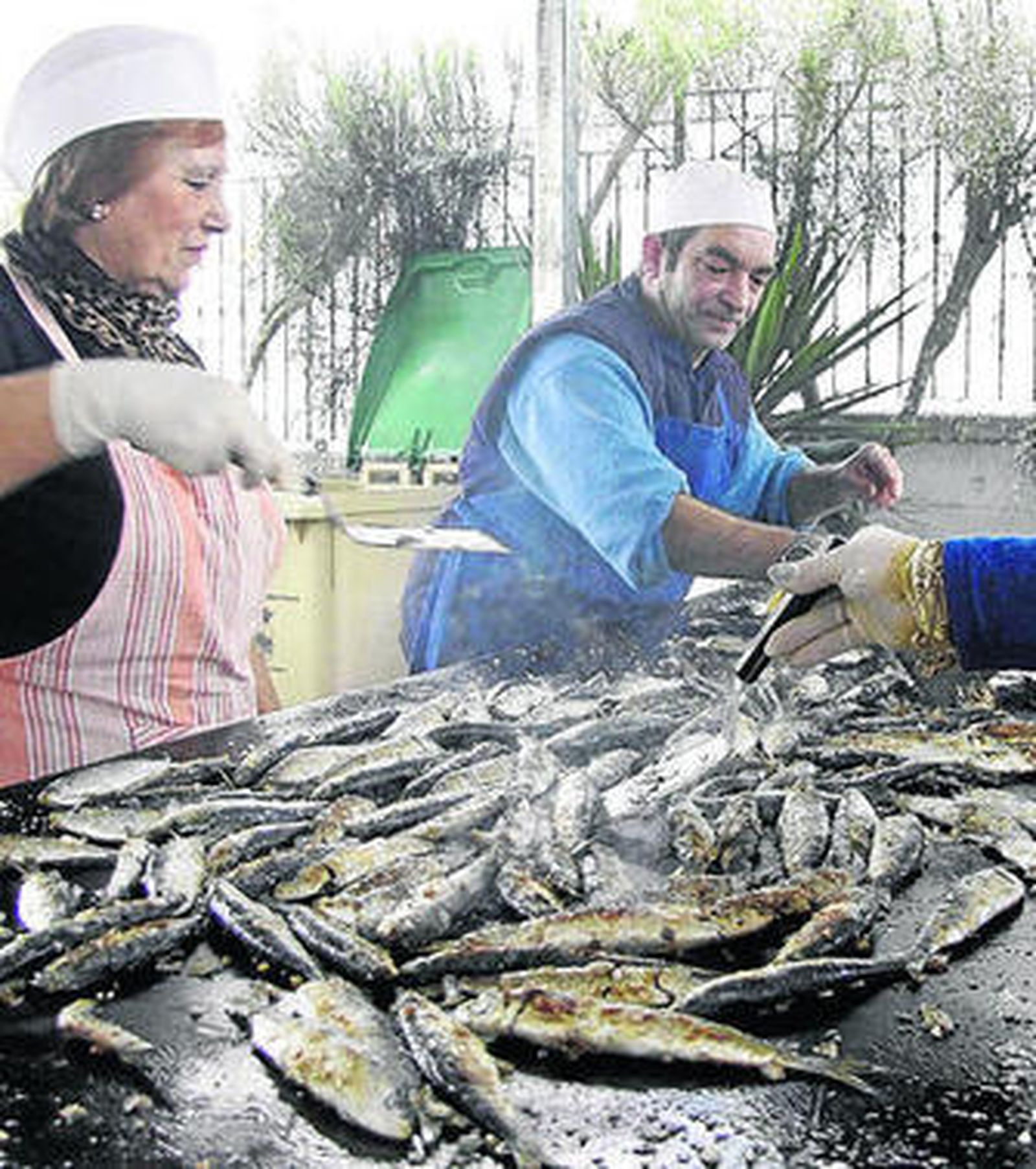La degustación de sardinas congregó a los vecinos del Mayorazgo.