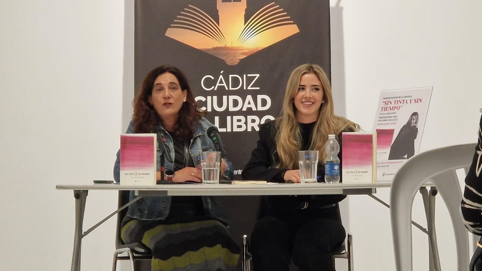 Lola Aragón presentando su libro 'Sin tinta y sin tiempo' junto a Yolanda Vallejo