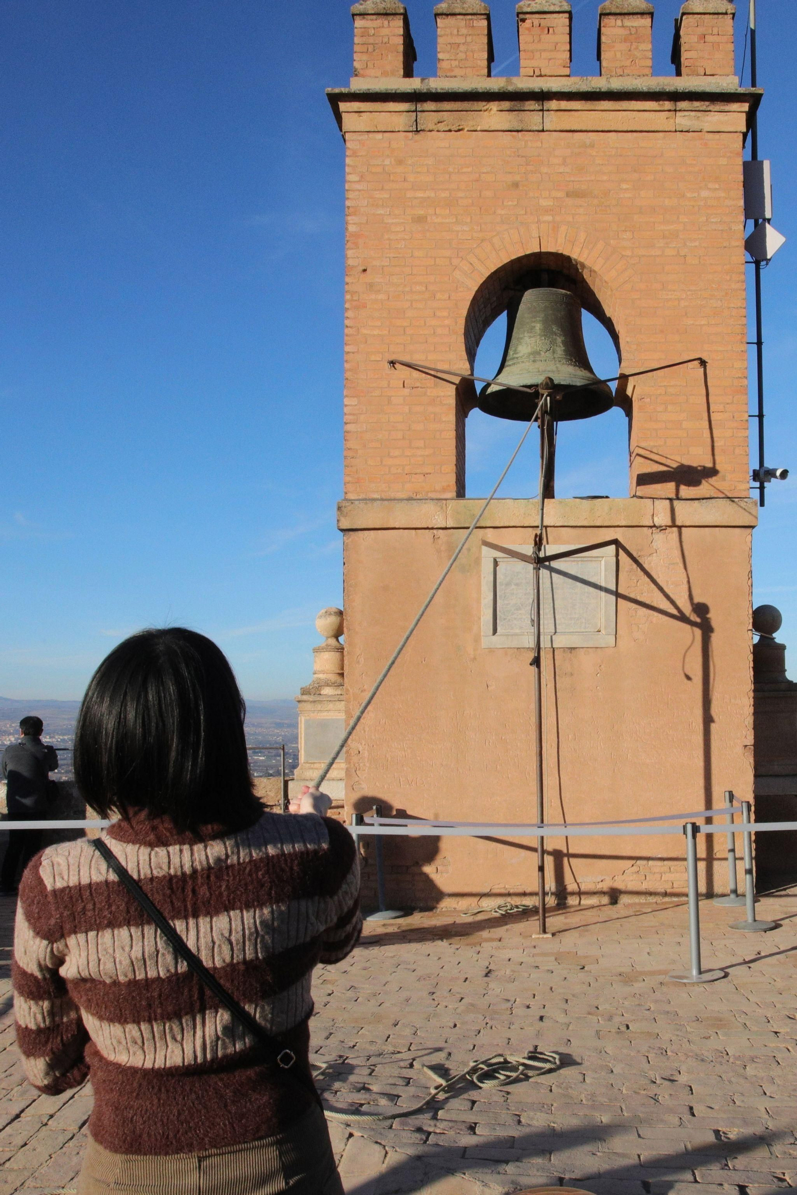 Los granadinos tañen la campana de la Torre de la Vela para cumplir sus deseos para el nuevo año