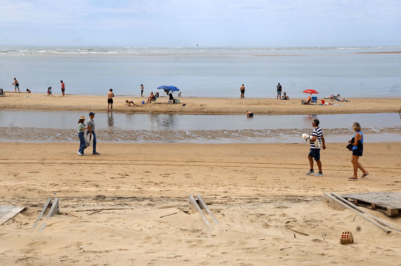 Imágenes del ambiente en la playa de El Portil durante la mañana del 1 de mayo