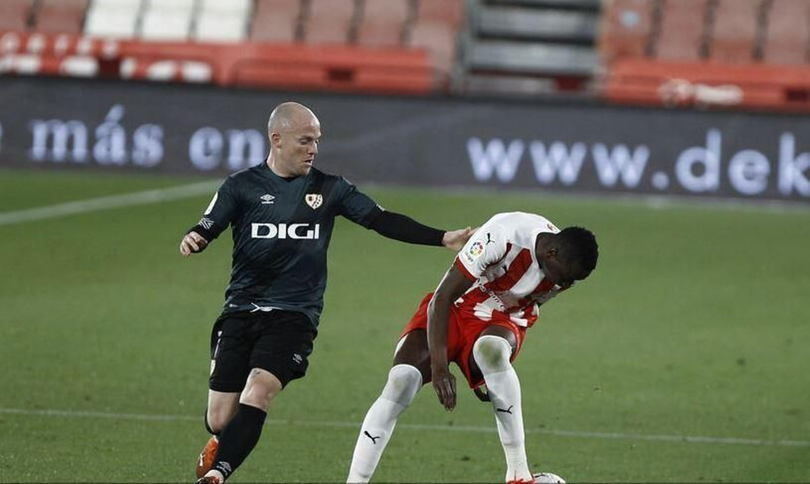 Sadiq, perdido en uno de sus incomprensibles regates.