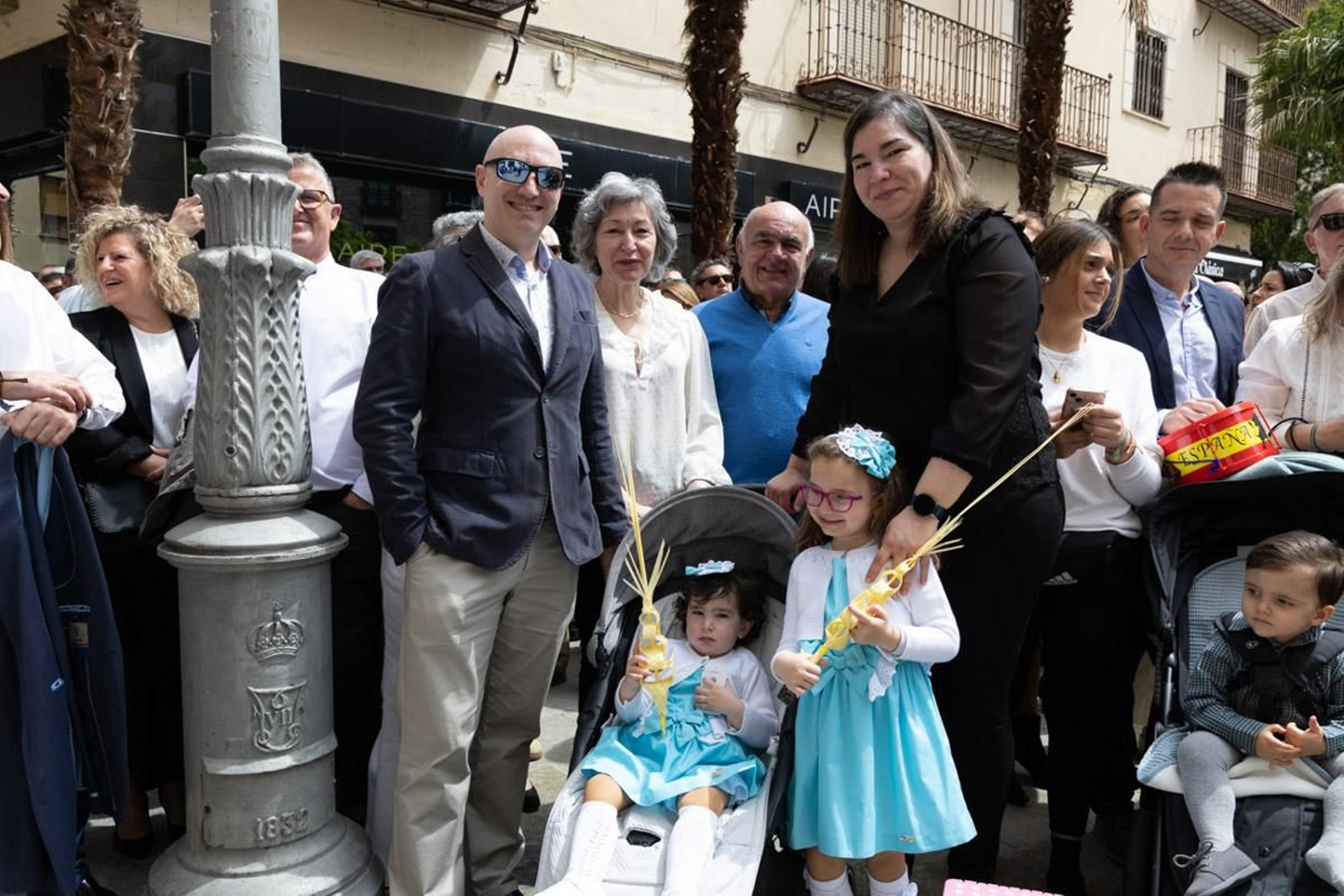 Los jiennenses se echan a la calle para presenciar la primera de las procesiones de la jornada: la Borriquilla (II)