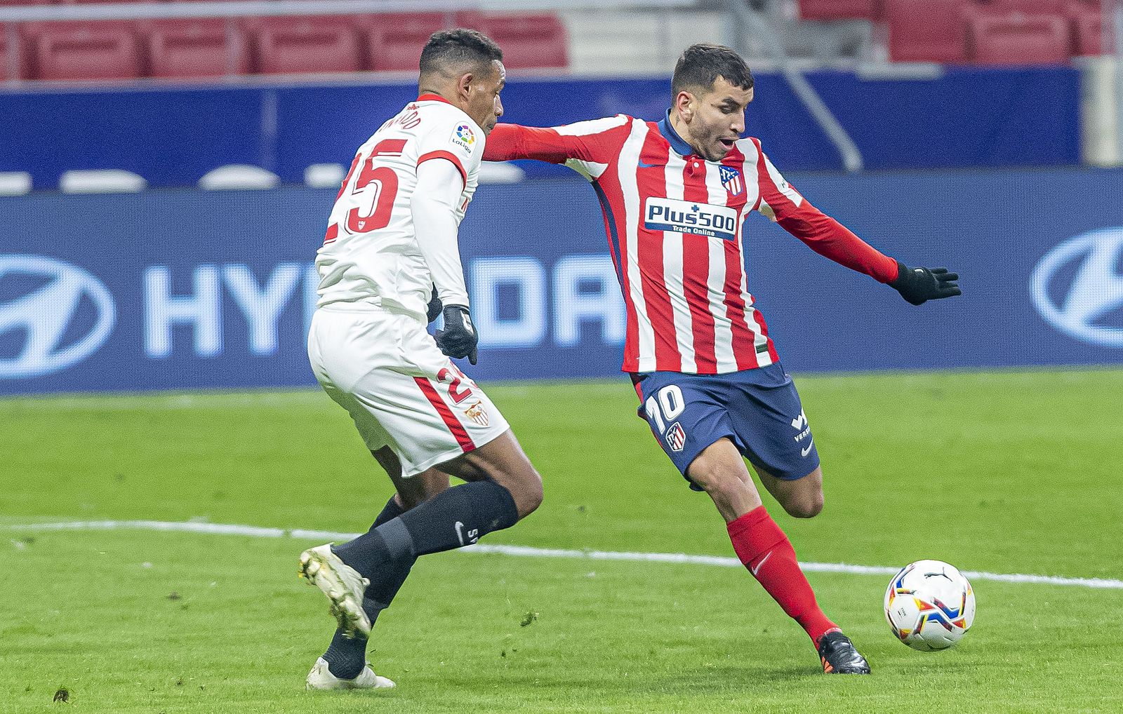 Correa dispara con la izquierda delante de Fernando para anotar el 1-0.