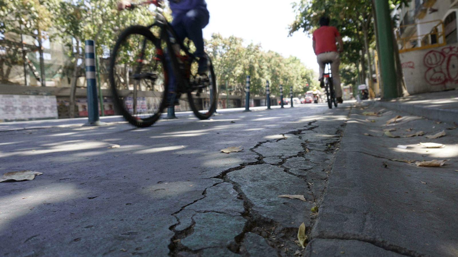 Grietas en el borde del carril bici que se une al acerado frente a la zona de La Florida.