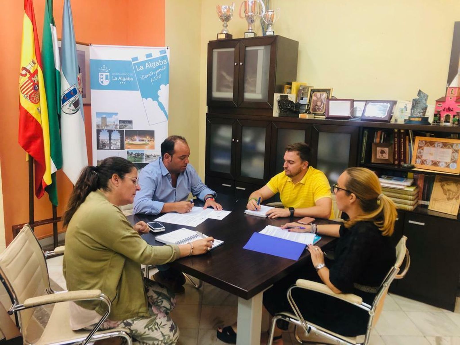 El alcalde de La Algaba, Diego Manuel Agüera, reunido con parte de su equipo para analizar el problema.