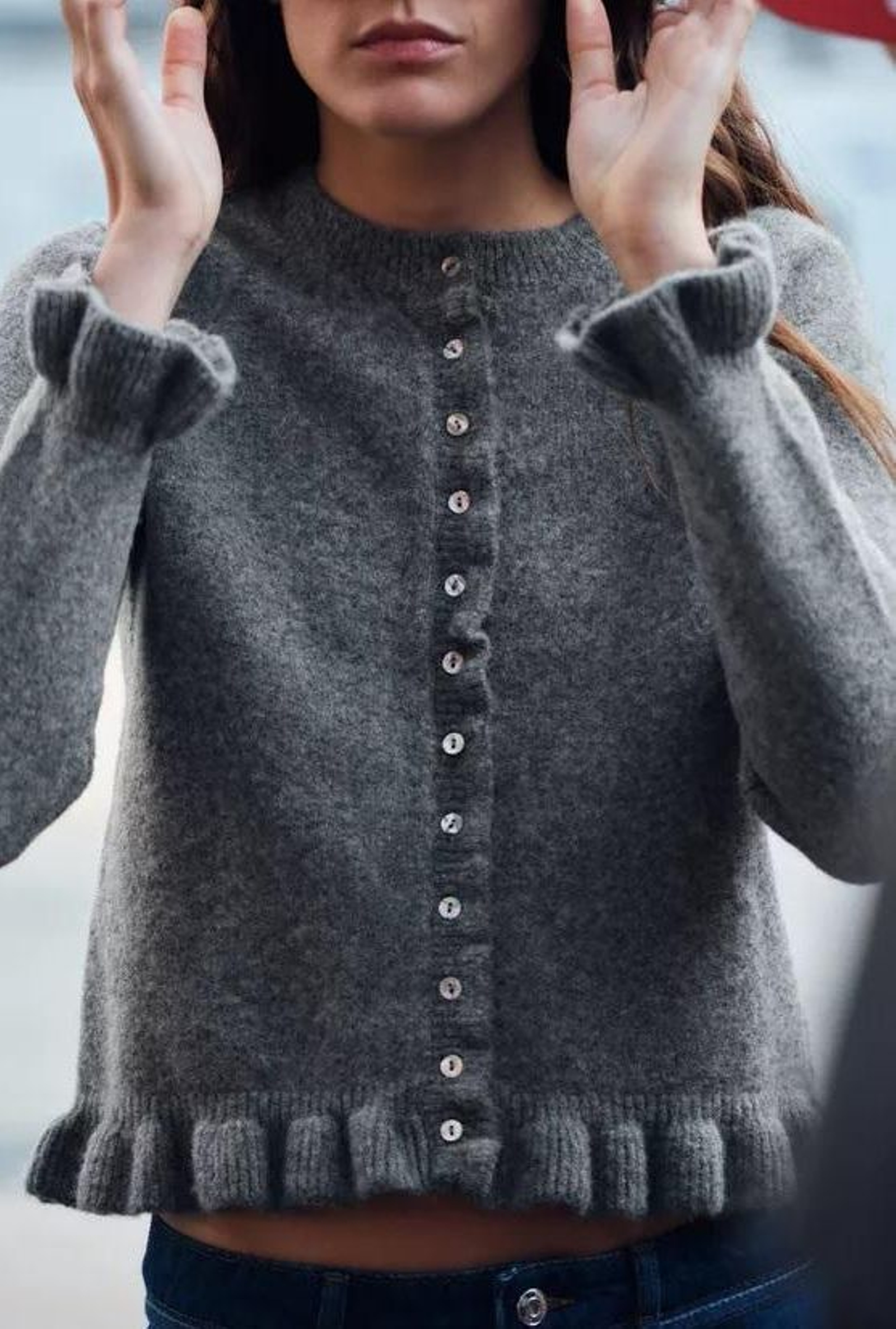 Chaquta de punto con volantes de Zara.