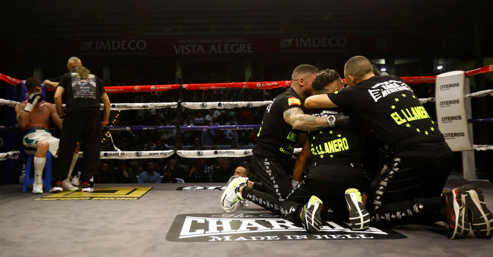 Navarro, desolado en su esquina, mientras Landaeta celebra su victoria con su equipo.