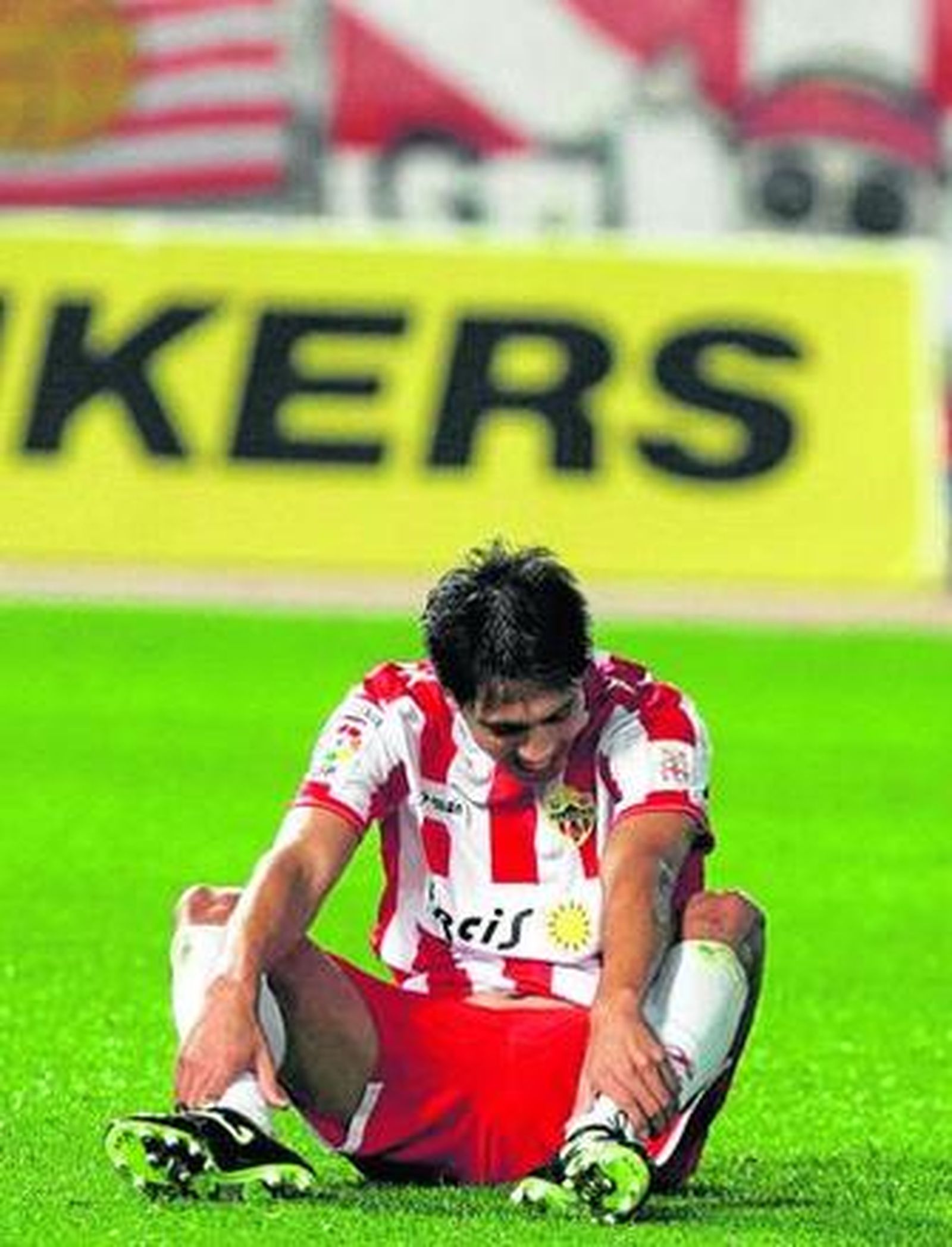 Leo Ulloa, máximo goleador de la categoría, se lamenta después de fallar una ocasión ante Las Palmas.