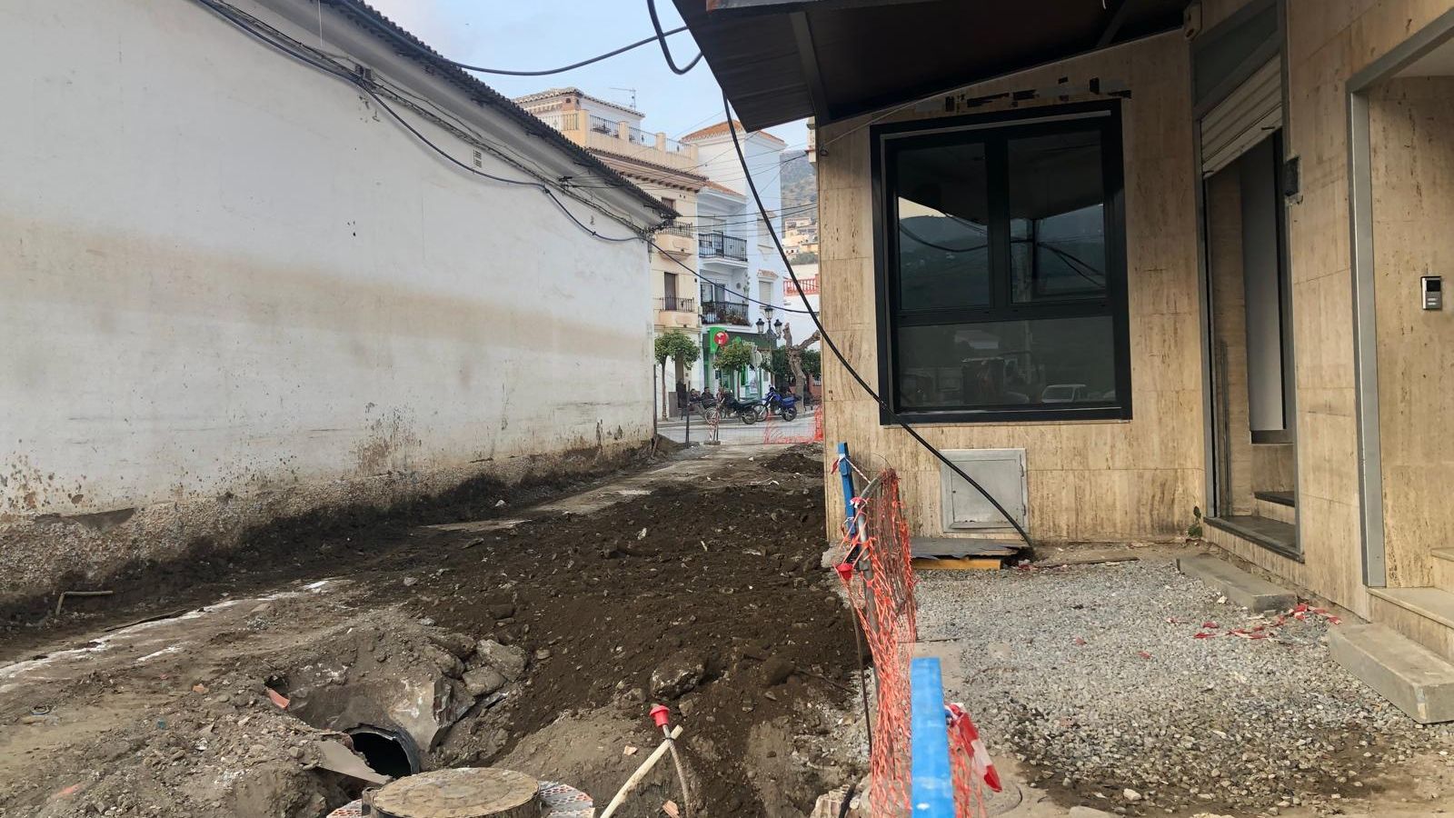 Calle en obras que une el pueblo con los negocios más afectados