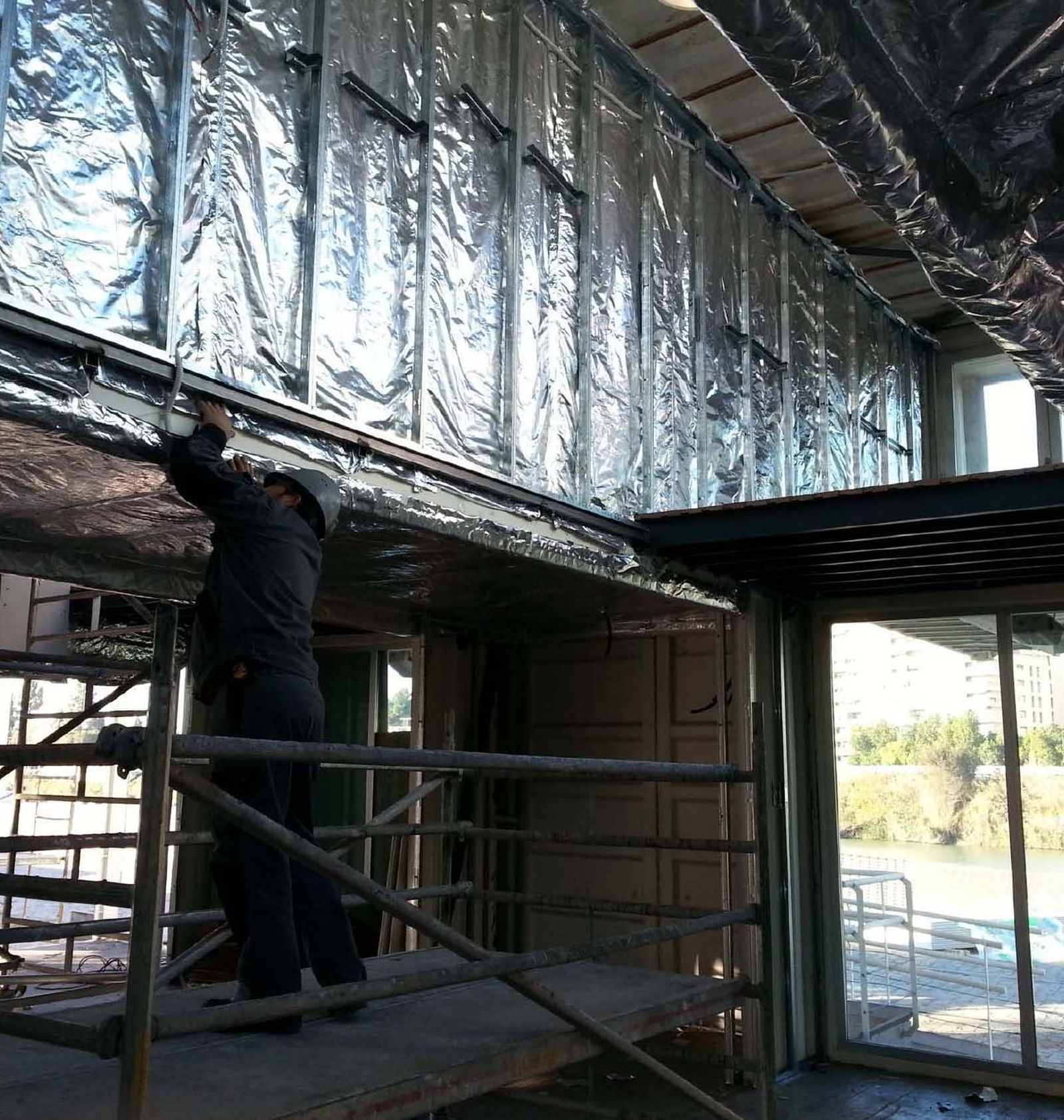 Aislamiento interior de las paredes del edificio.