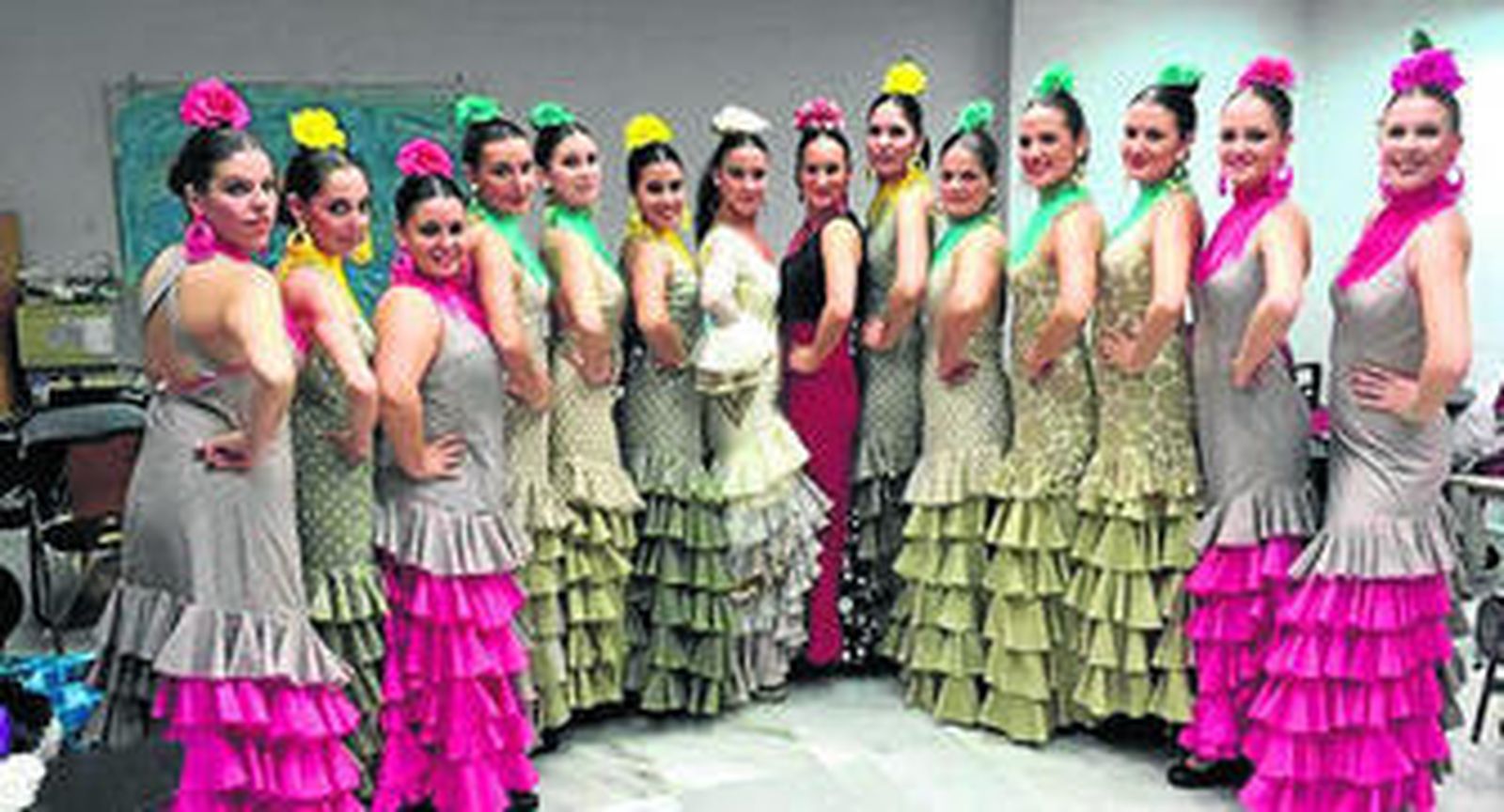 Las bailadoras almerienses junto a su profesora Chelo Ruiz.