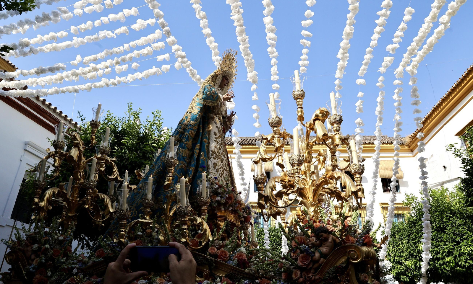 Las imágenes del traslado de la Virgen del Rocío al Salvador