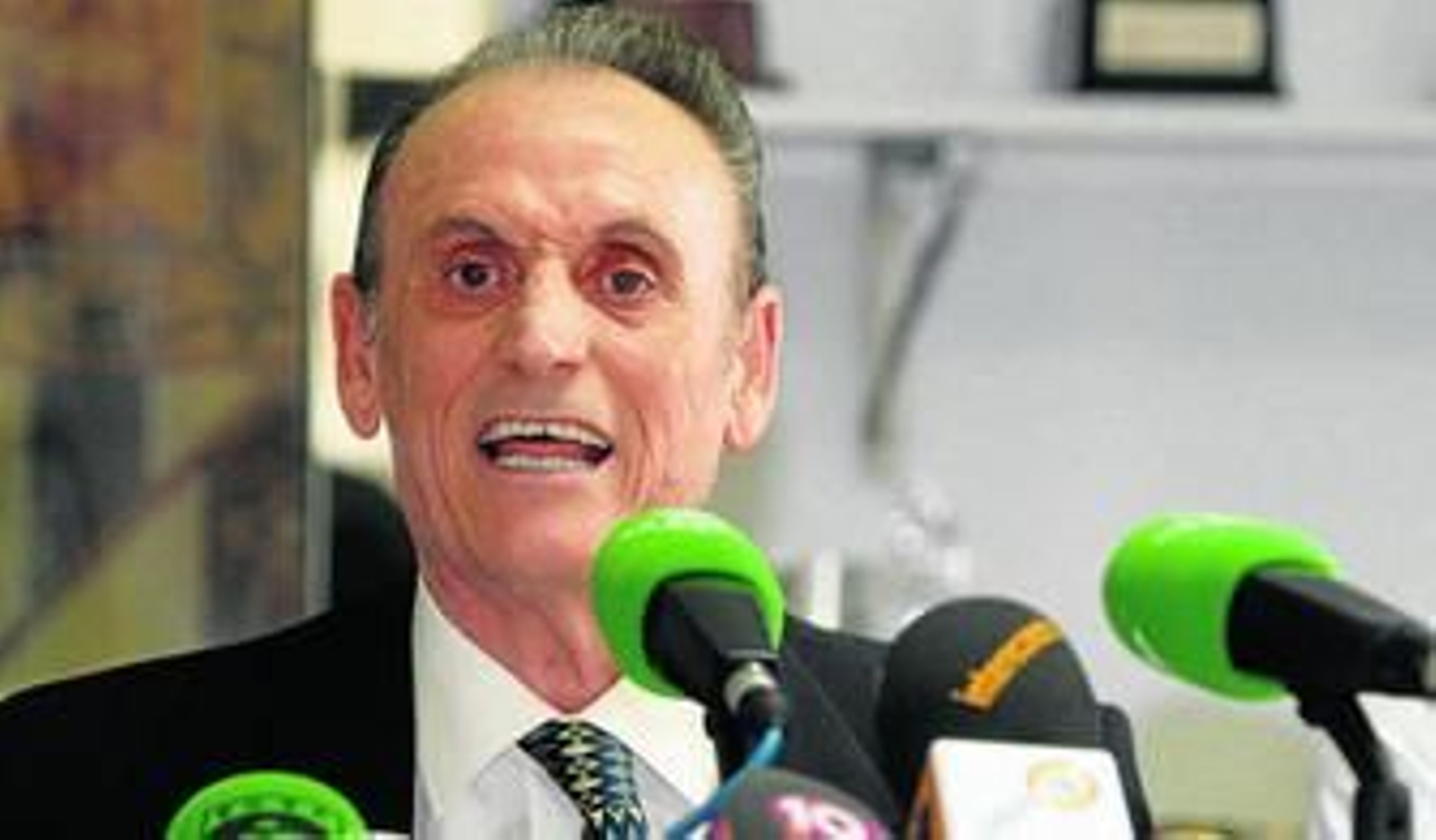 Manuel Ruiz de Lopera, en una conferencia de prensa cuando aún ejercía como máximo accionista.