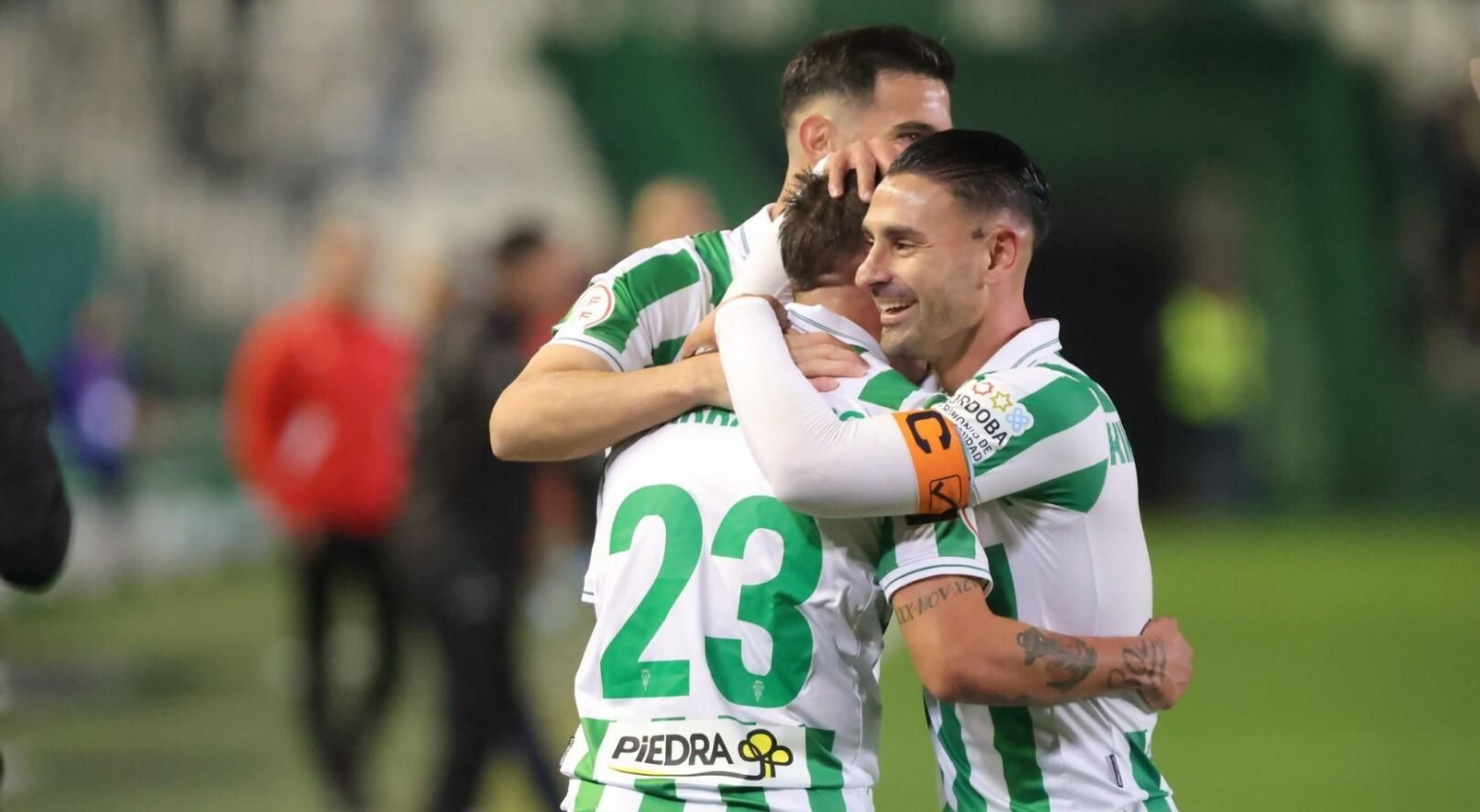 Kike Márquez y Albarrán abrazan a Carracedo tras el 3-0 del Córdoba CF al Antequera. Kike Márquez y Albarrán abrazan a Carracedo tras el 3-0 del Córdoba CF al Antequera.
