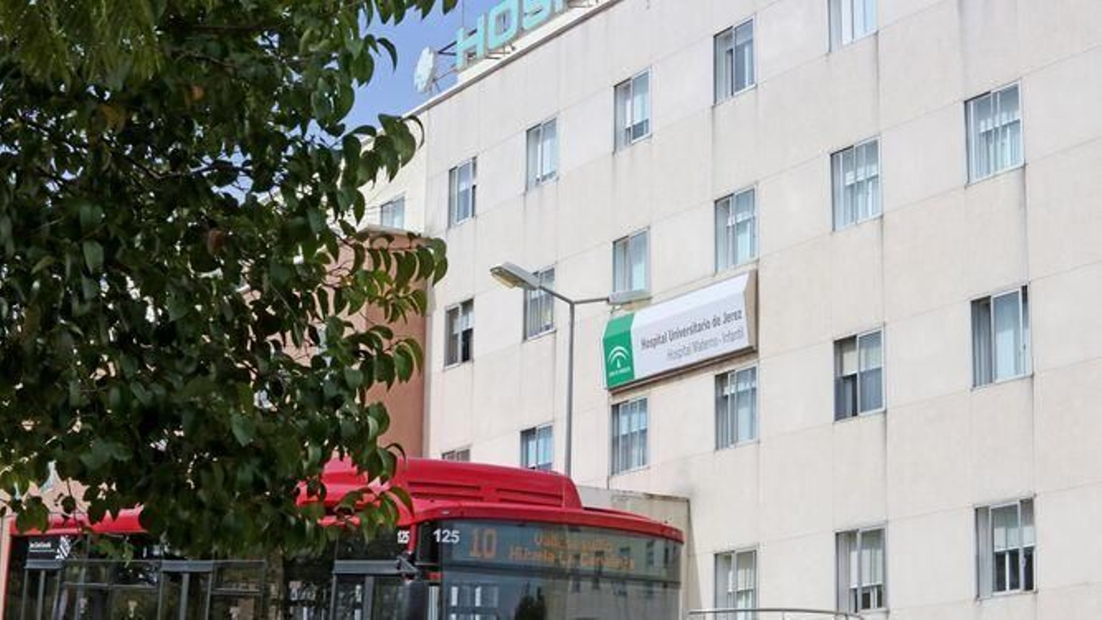 Un autobús urbano a su paso por el hospital de Jerez.