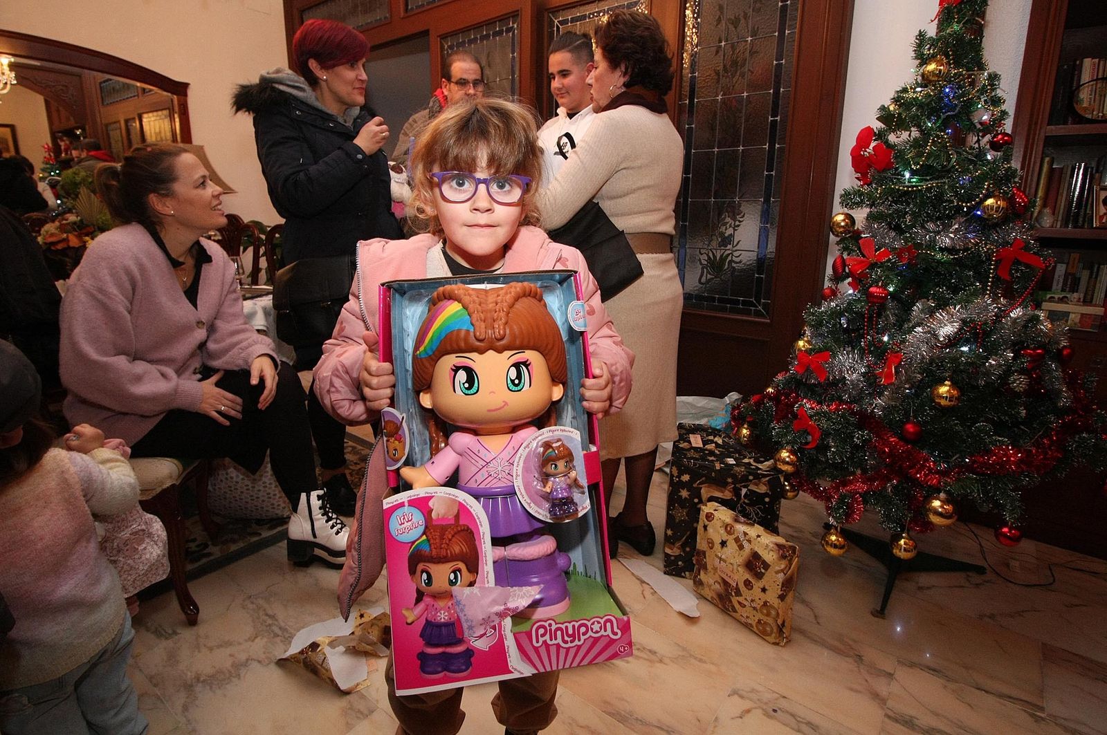 Imágenes de los niños abriendo los regalos de los Reyes Magos en Huelva